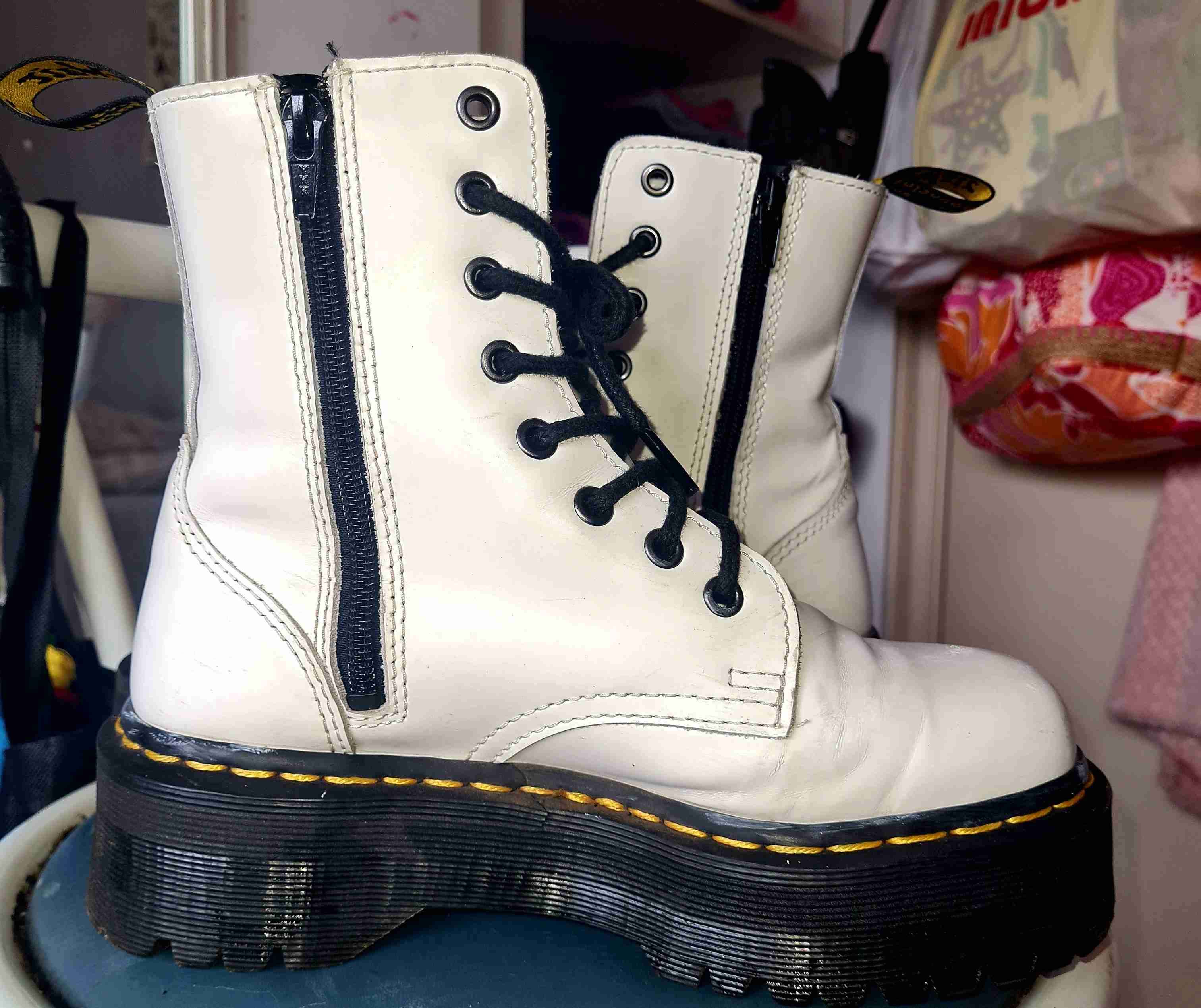 Botas blancas con cordones dr martens - miniatura 2