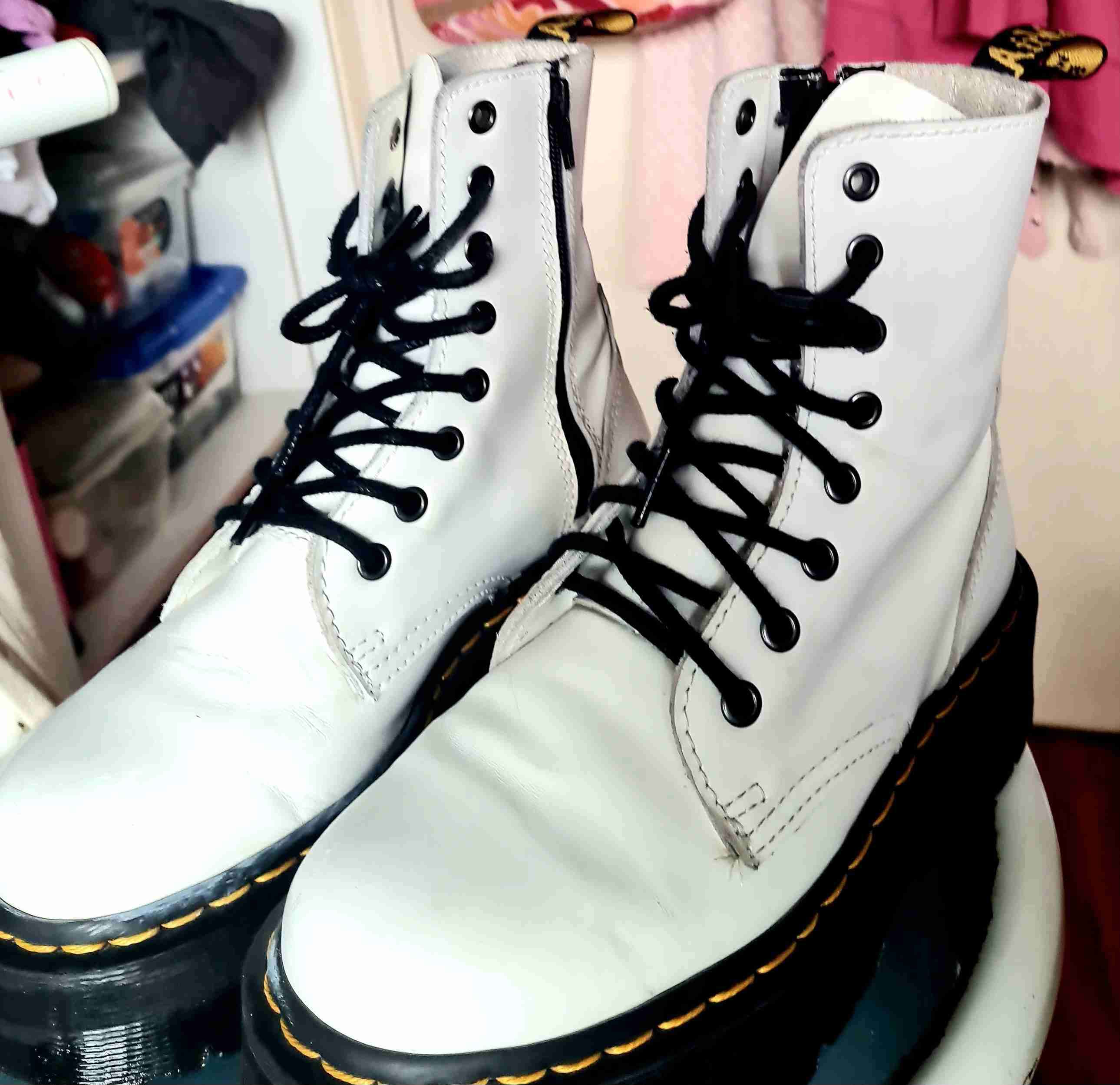 Botas blancas con cordones dr martens - miniatura 3