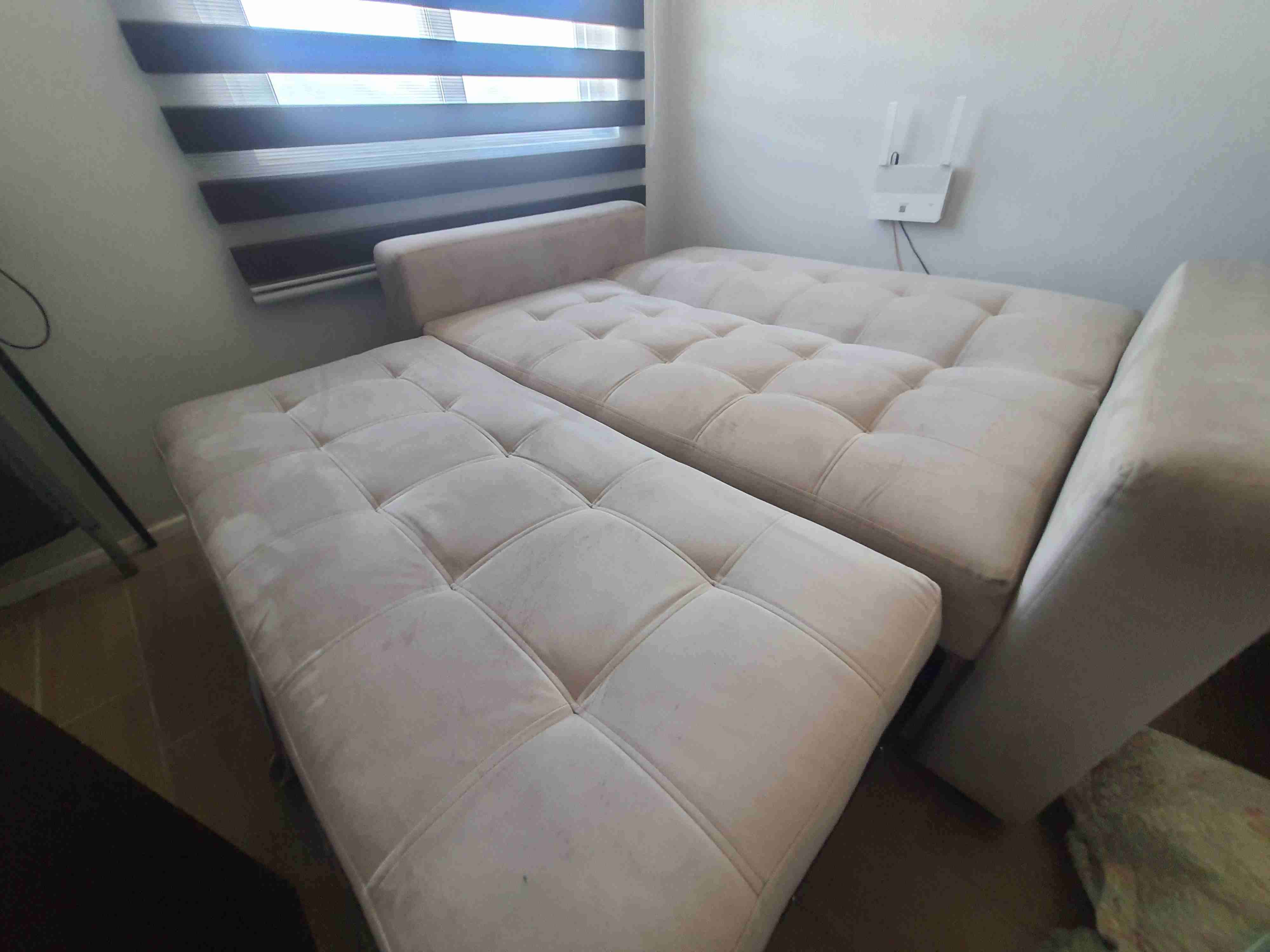 Sofá cama beige - miniatura 1