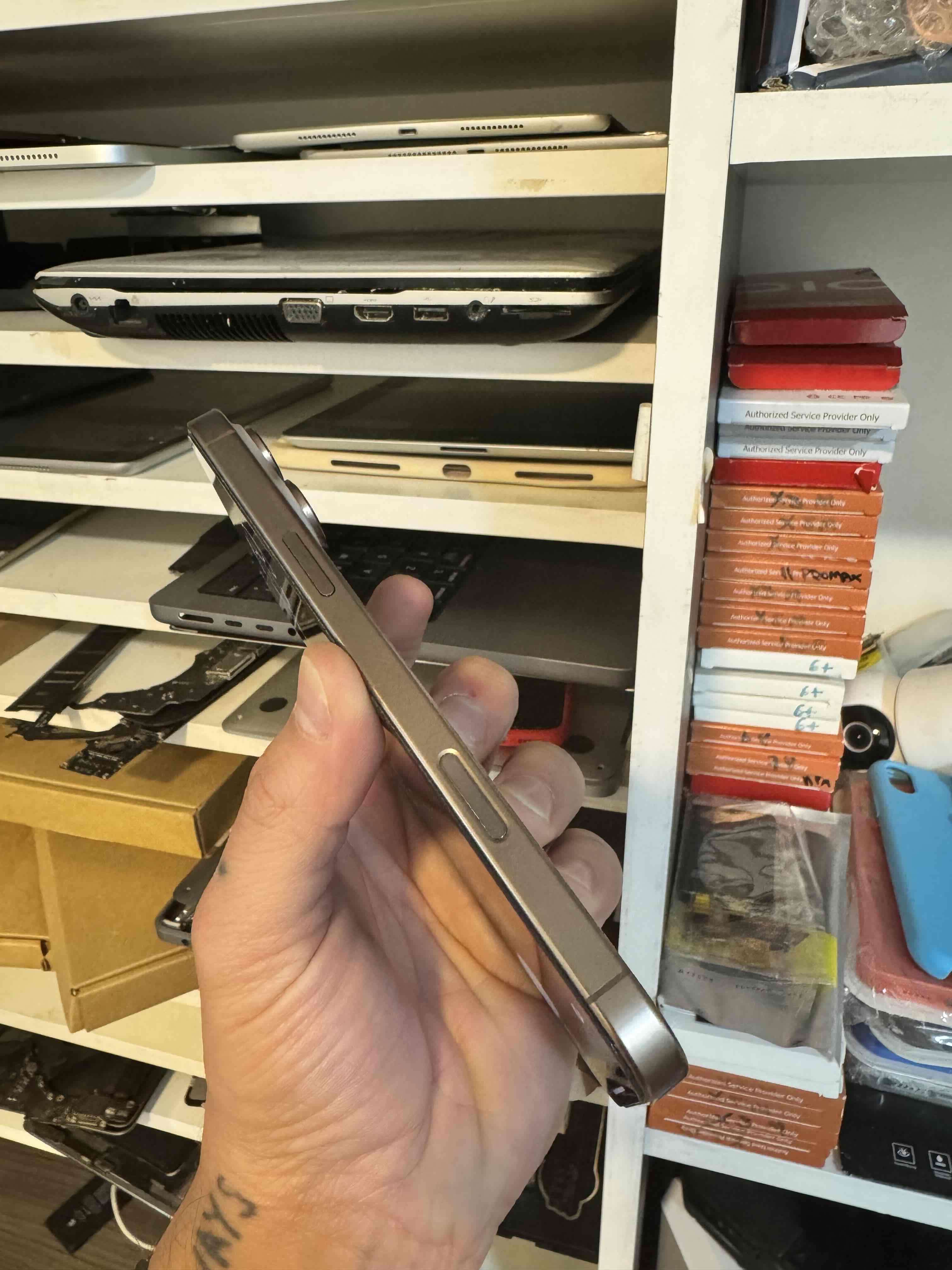 IPhone 16 Pro Max 256GB + Accesorios + Garantía - miniatura 2