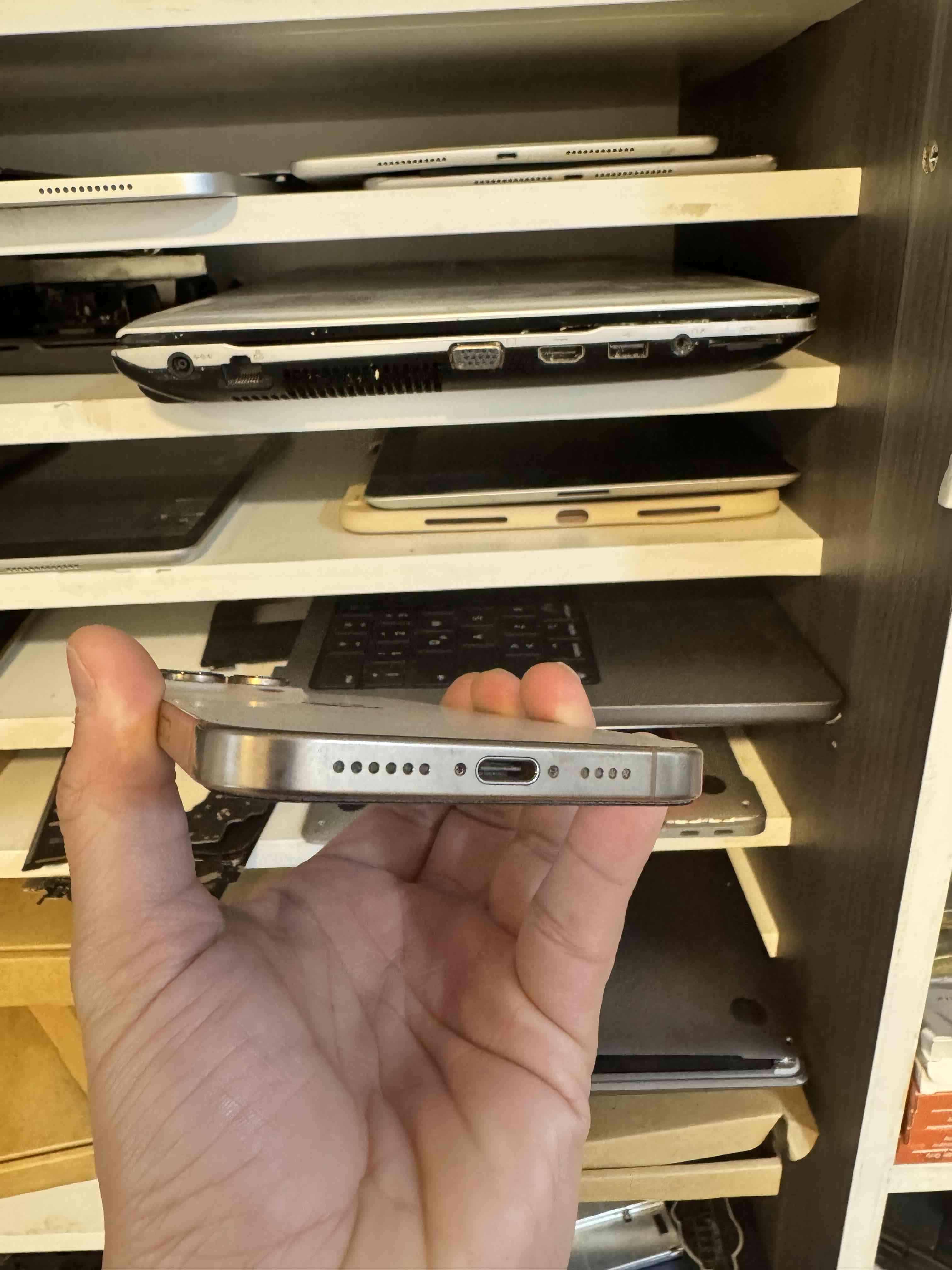 IPhone 16 Pro Max 256GB + Accesorios + Garantía - miniatura 3