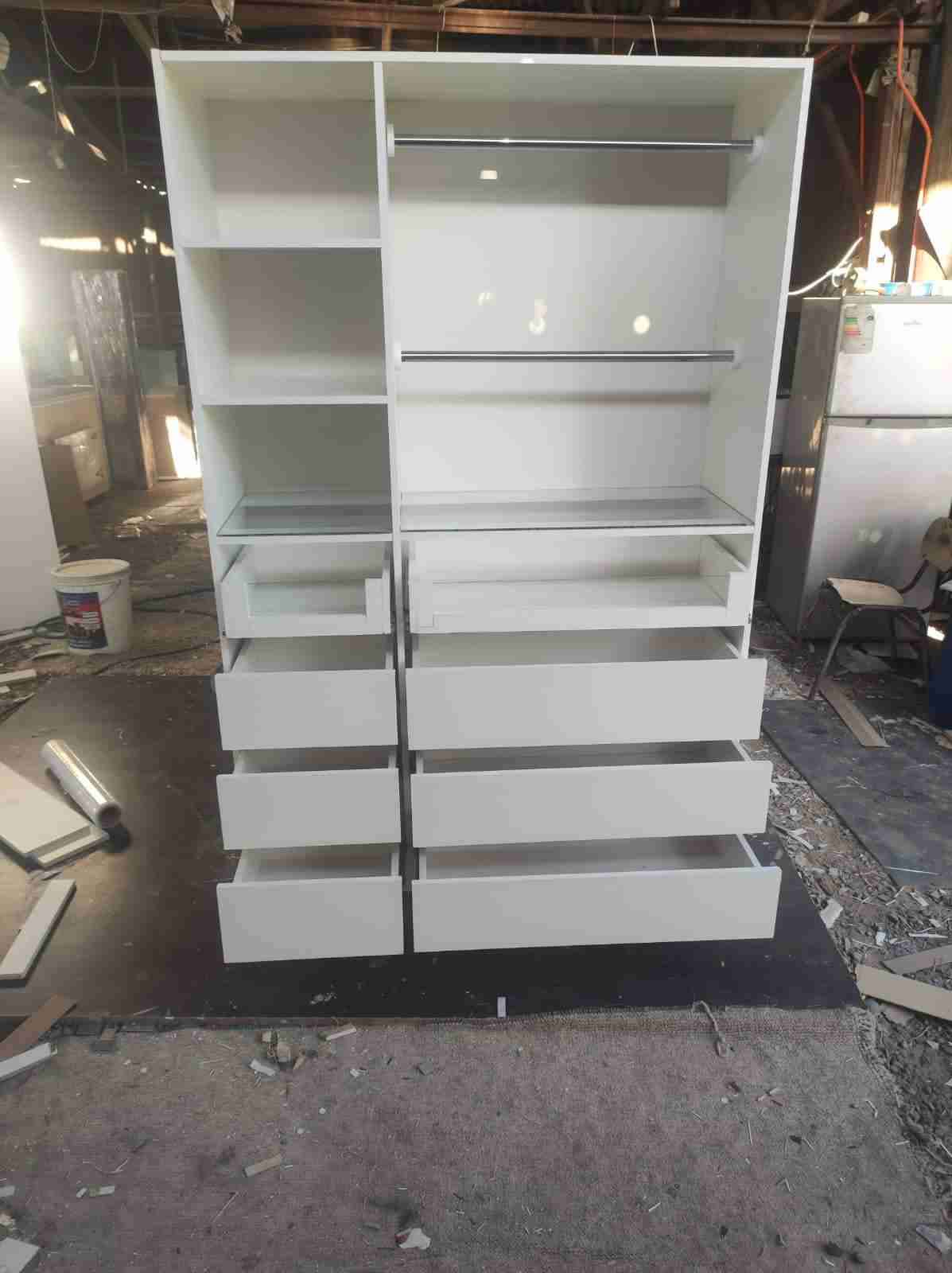 Clóset blanco con cajones