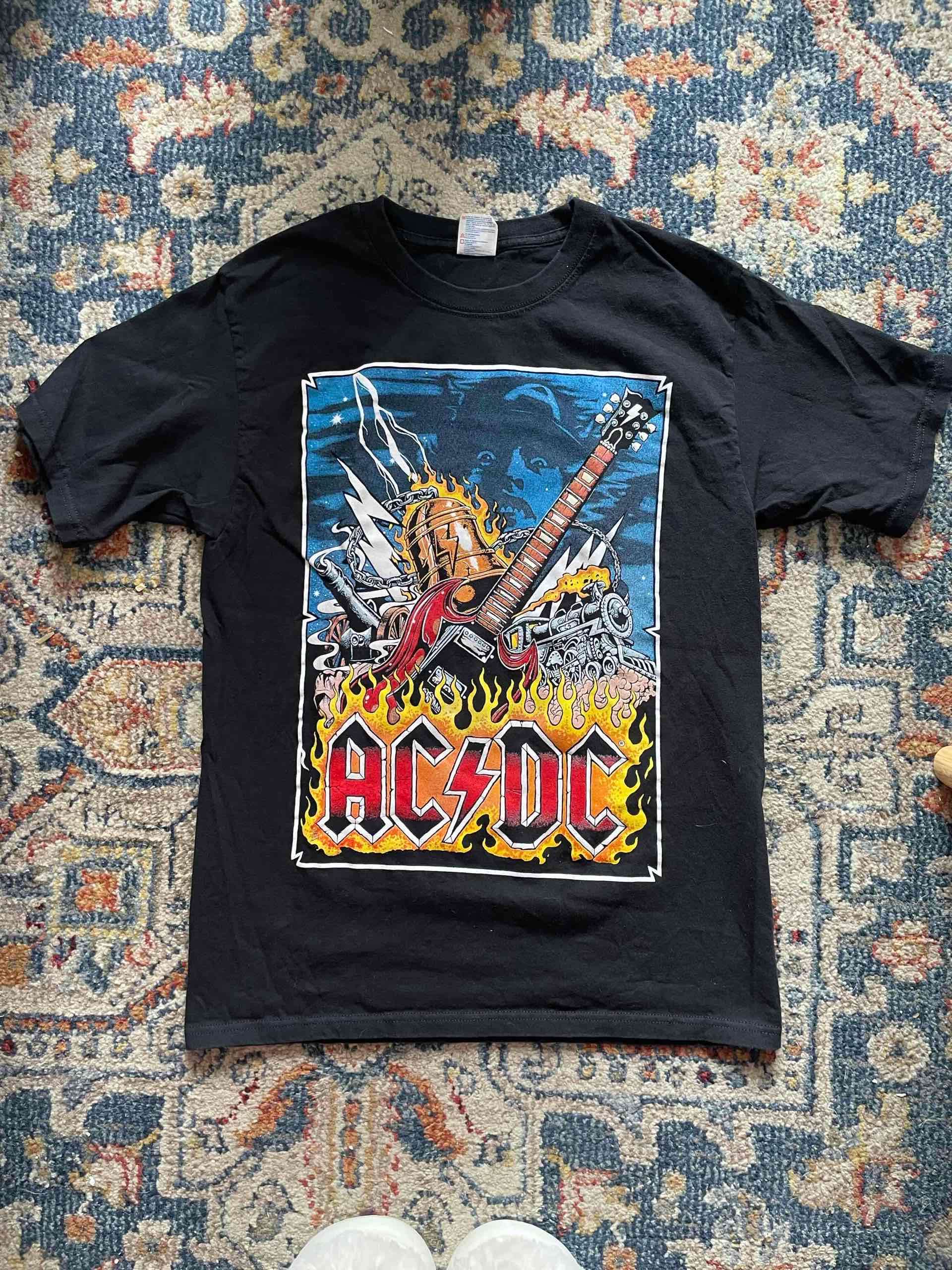 Polera negra AC/DC con diseño - miniatura 1