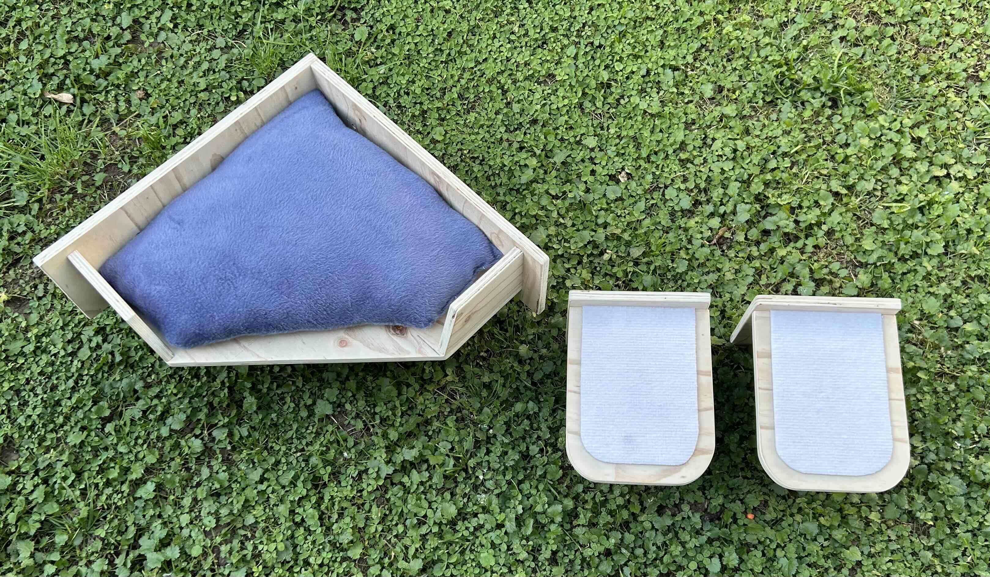 Cama de gato triangular con almohada - miniatura 1