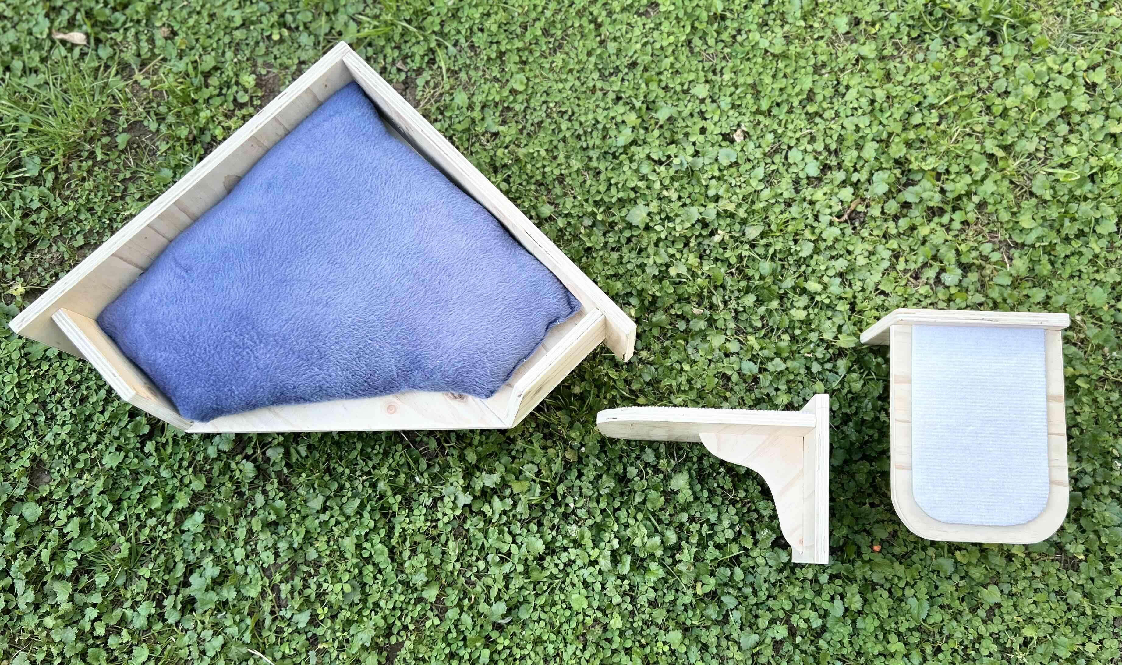 Cama de gato triangular con almohada - miniatura 2