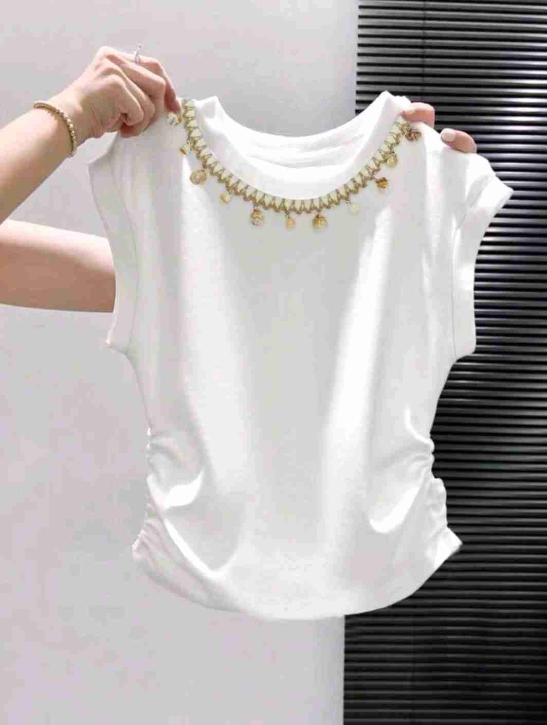 Polera blanca con detalles dorados - miniatura 1