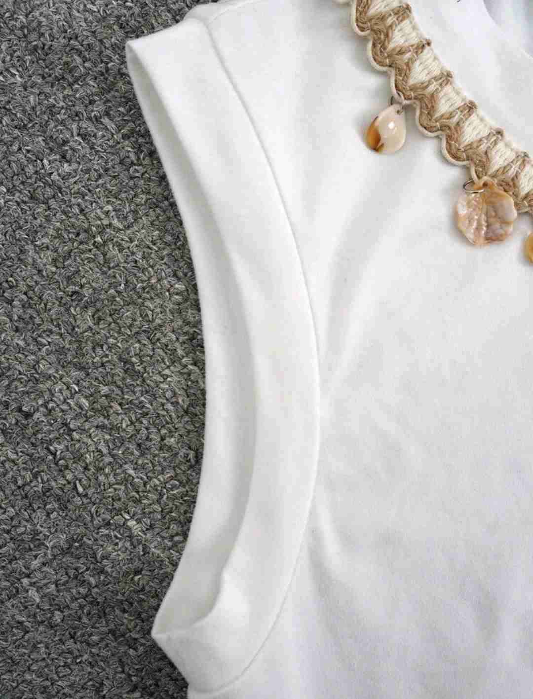 Polera blanca con detalles dorados - miniatura 2
