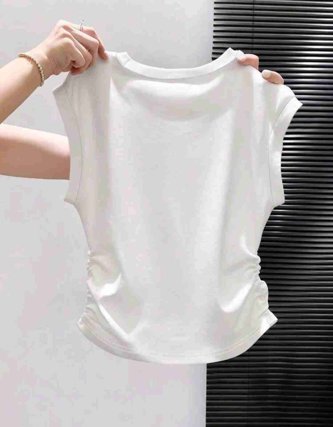 Polera blanca con detalles dorados - miniatura 3