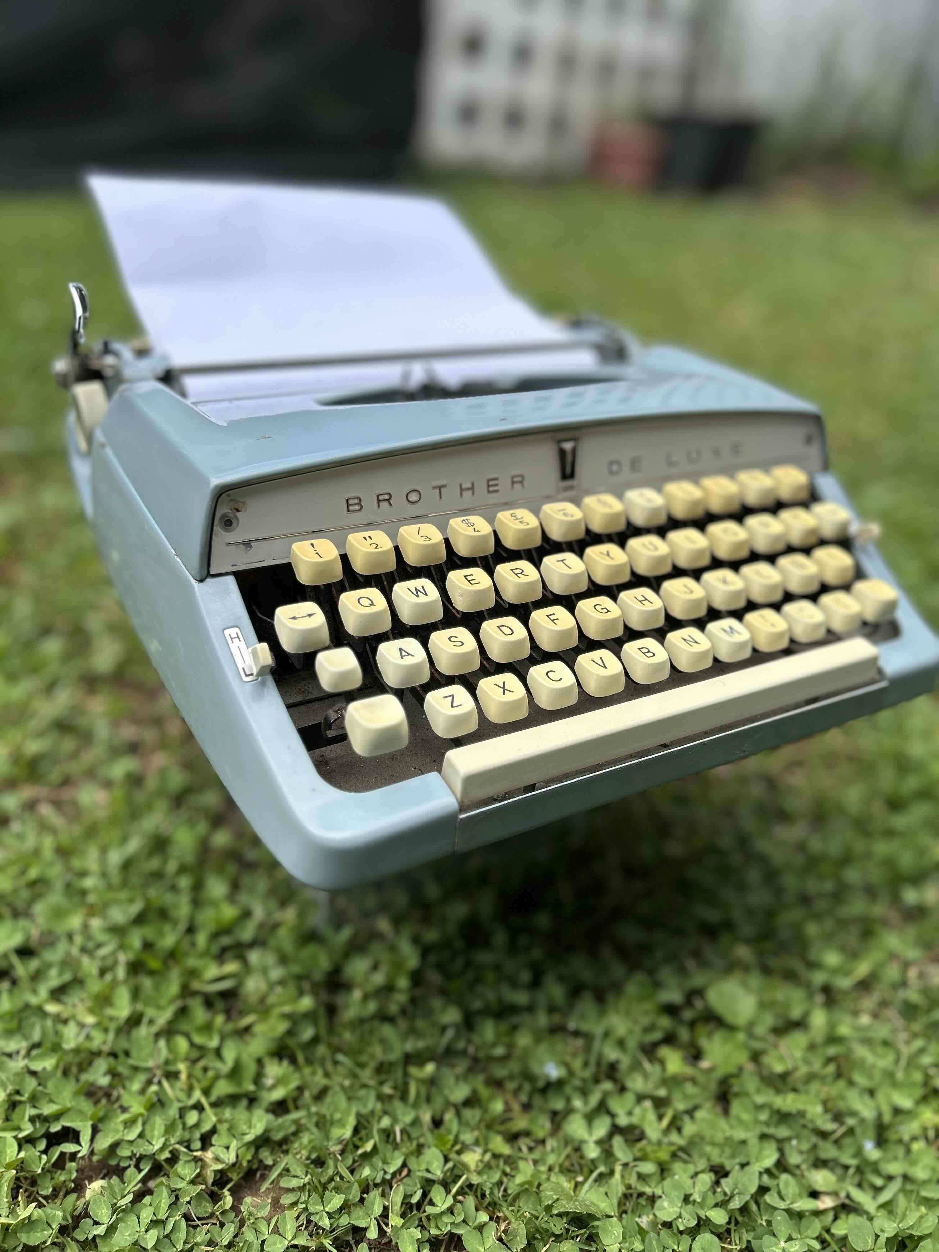 Máquina de escribir Brother Deluxe vintage - miniatura 1