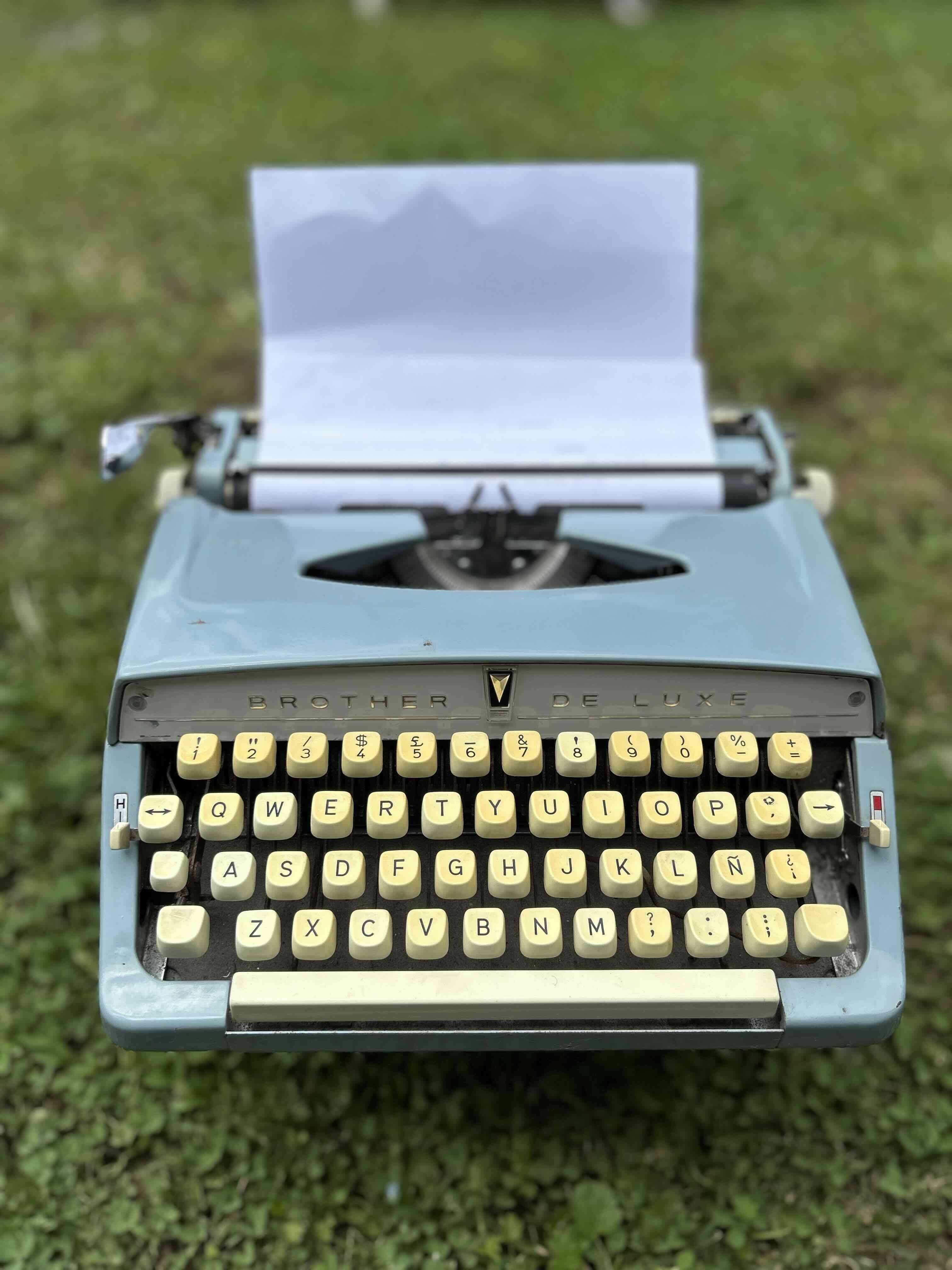 Máquina de escribir Brother Deluxe vintage - miniatura 2