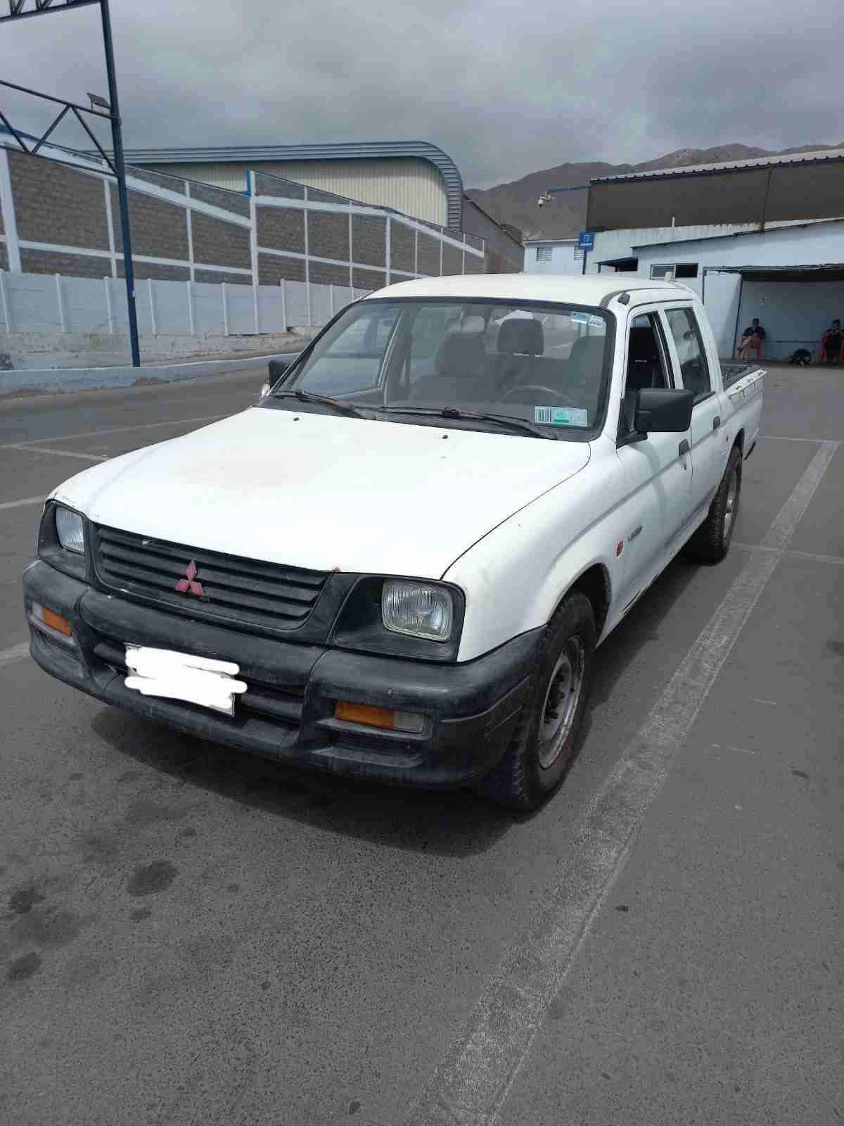 Camioneta Mitsubishi L200 blanca año 2001 - miniatura 1