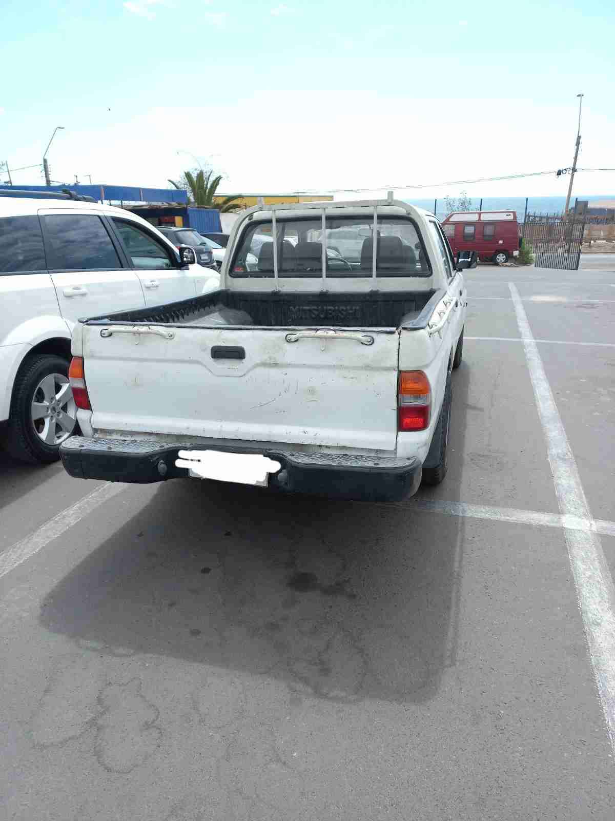 Camioneta Mitsubishi L200 blanca año 2001 - miniatura 2