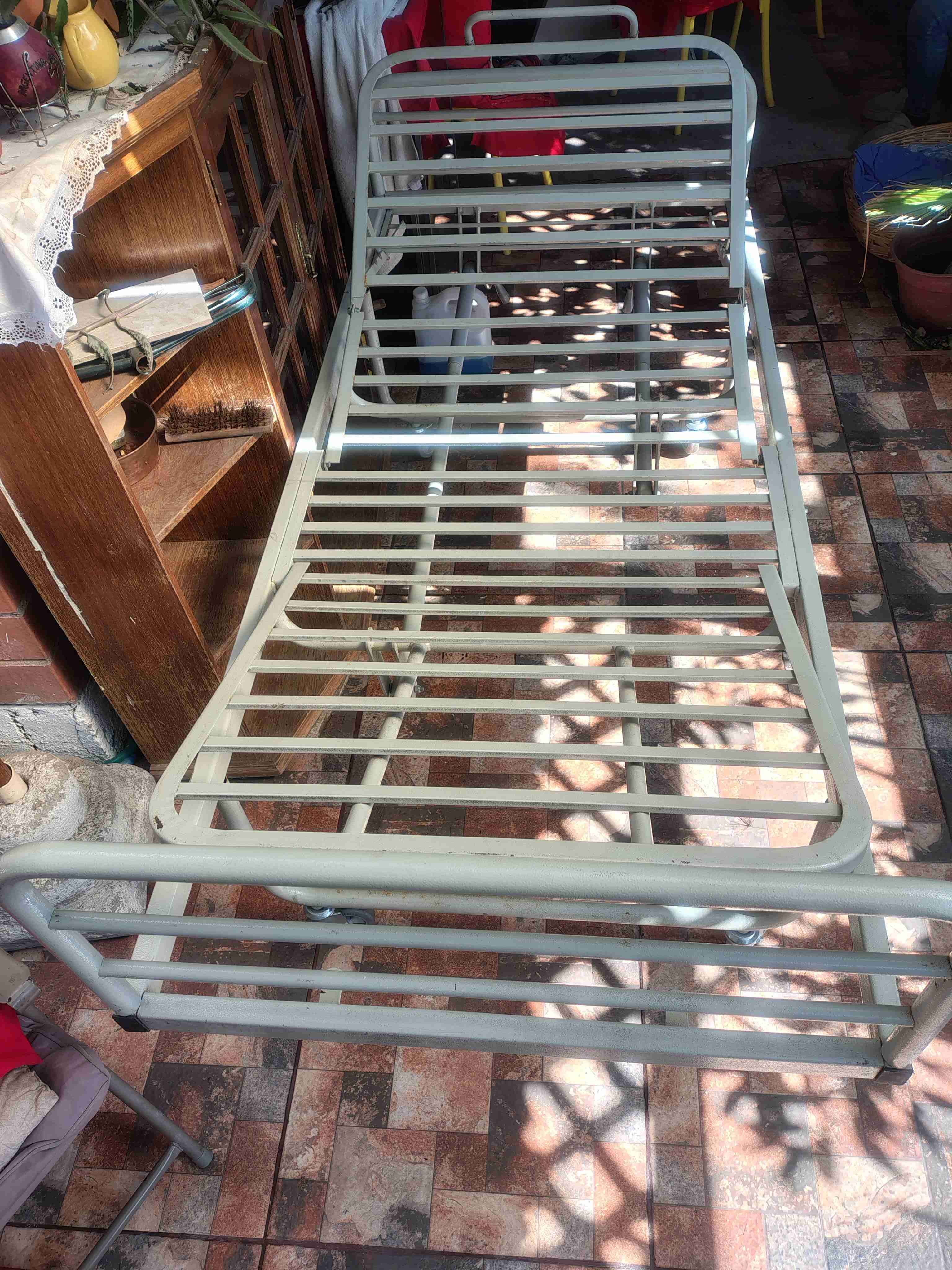 Cama hospitalaria ajustable - miniatura 1