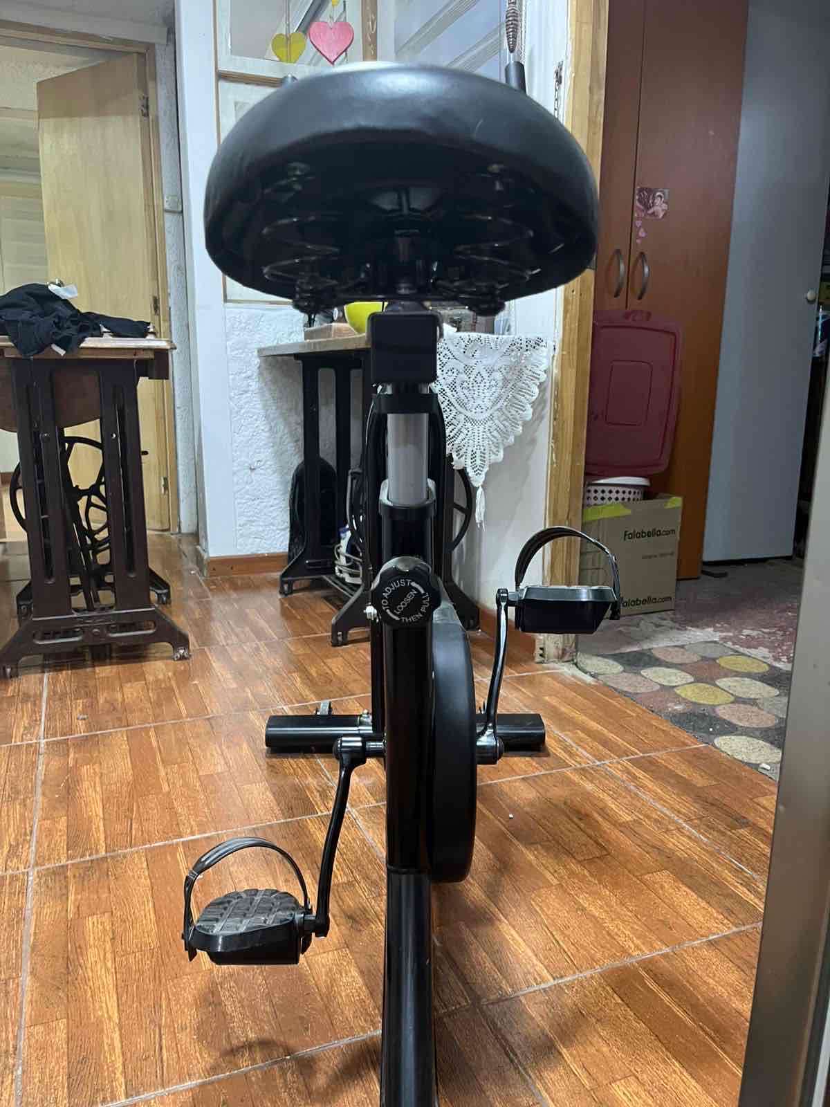 Bicicleta estática negra - miniatura 1
