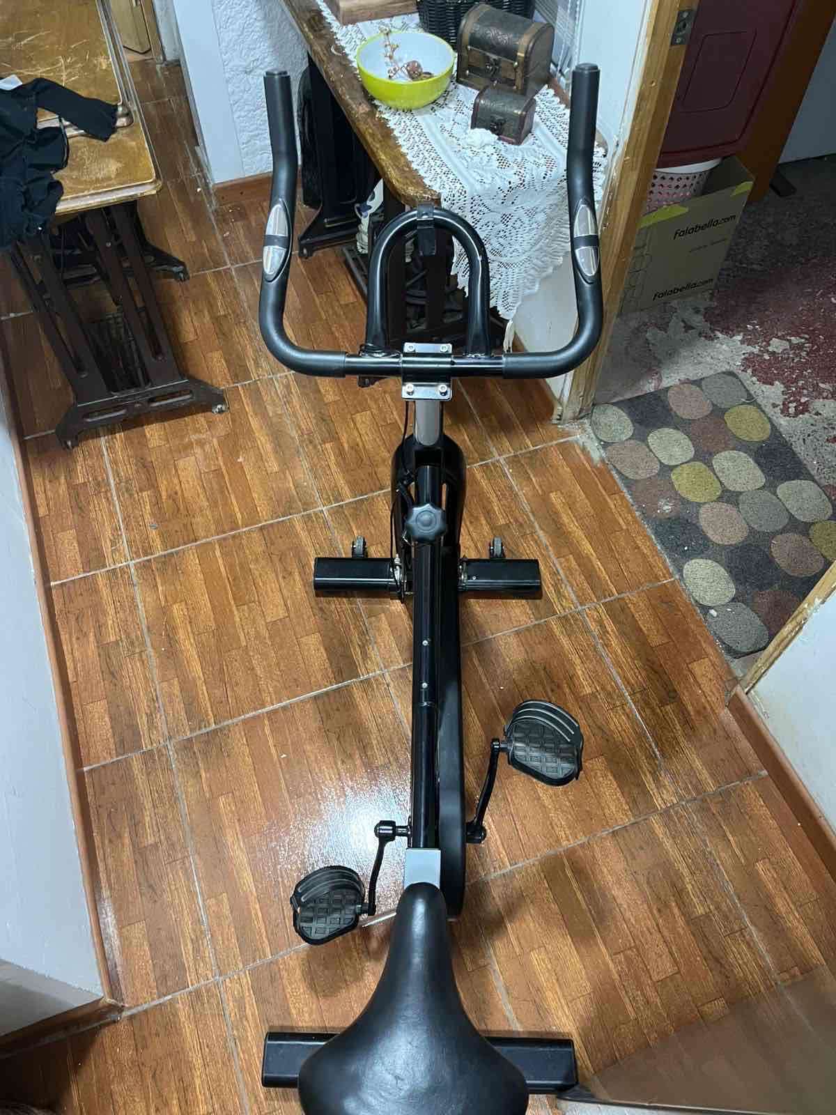 Bicicleta estática negra - miniatura 2