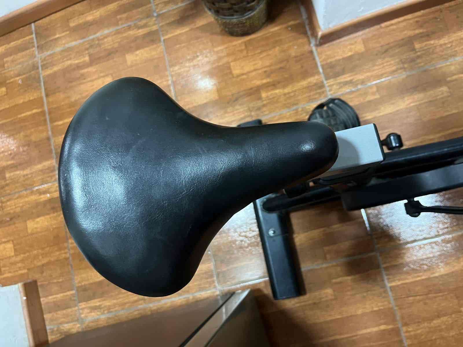 Bicicleta estática negra - miniatura 3