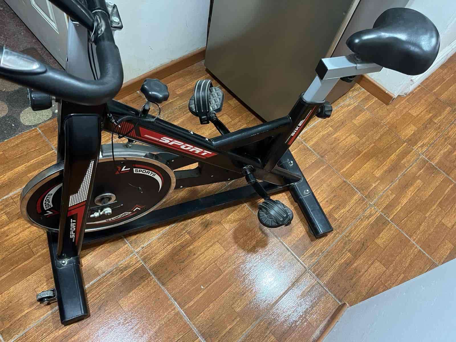 Bicicleta estática negra - miniatura 4