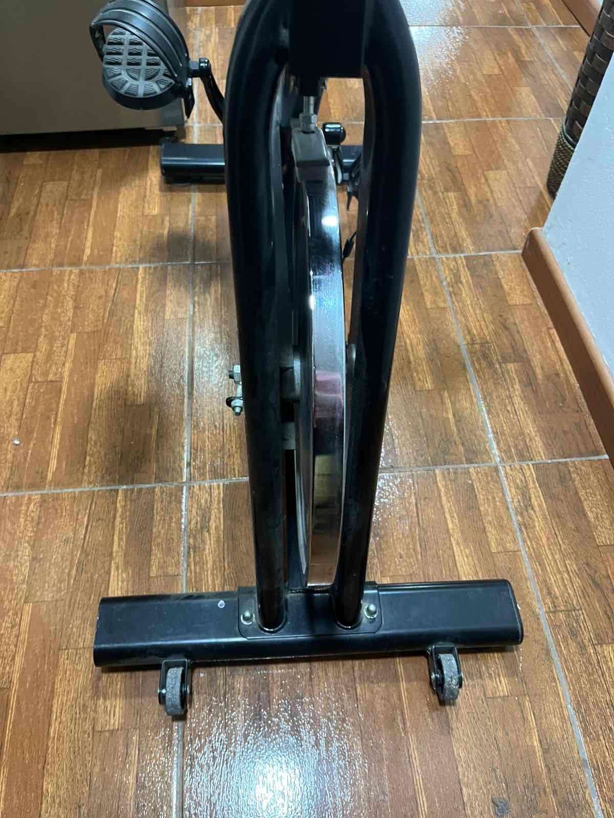 Bicicleta estática negra - miniatura 5