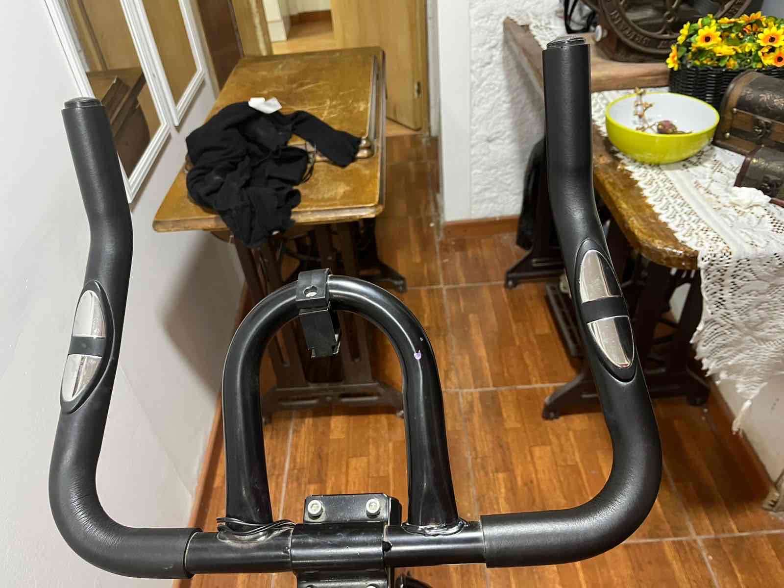 Bicicleta estática negra - miniatura 6