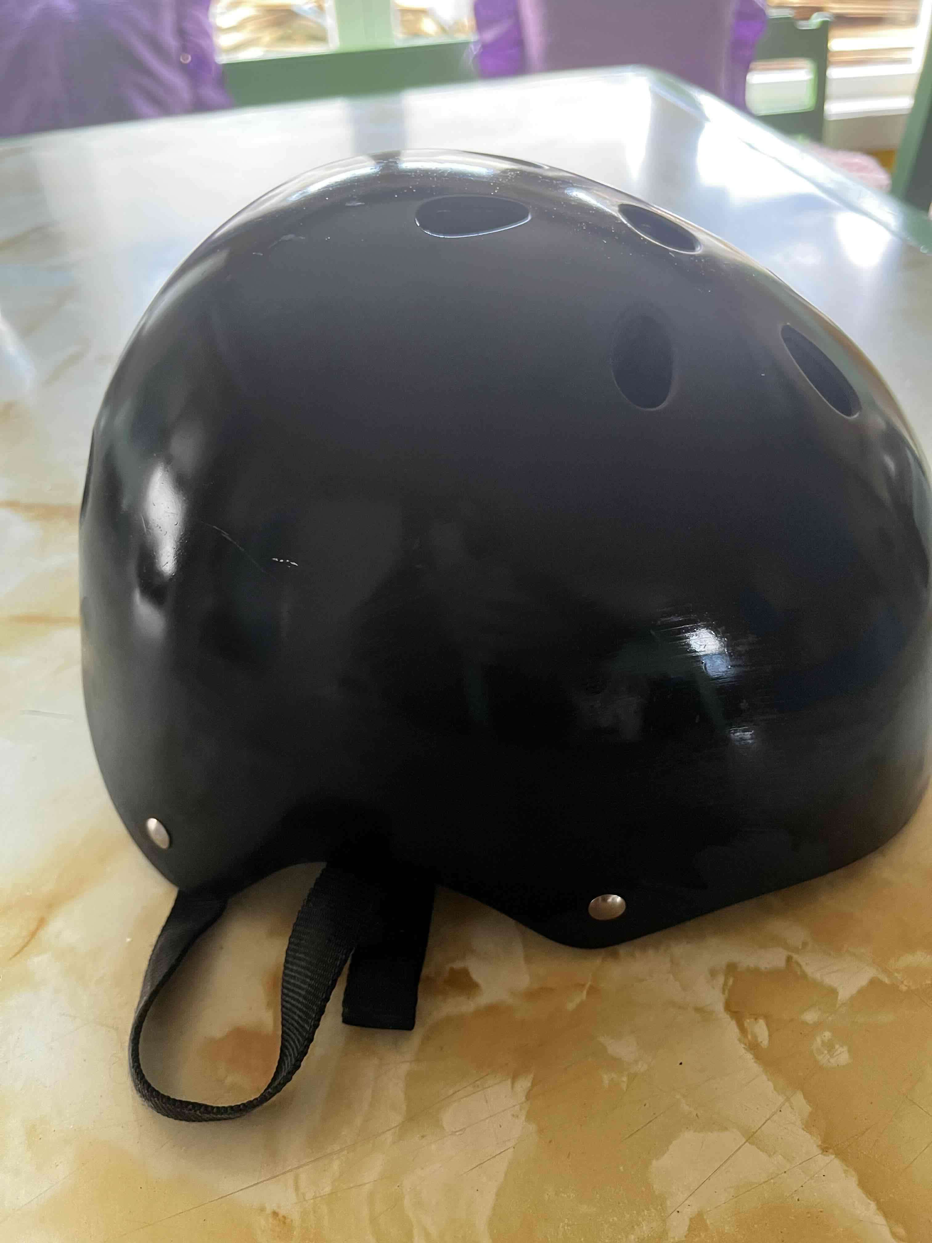 Casco negro para skate