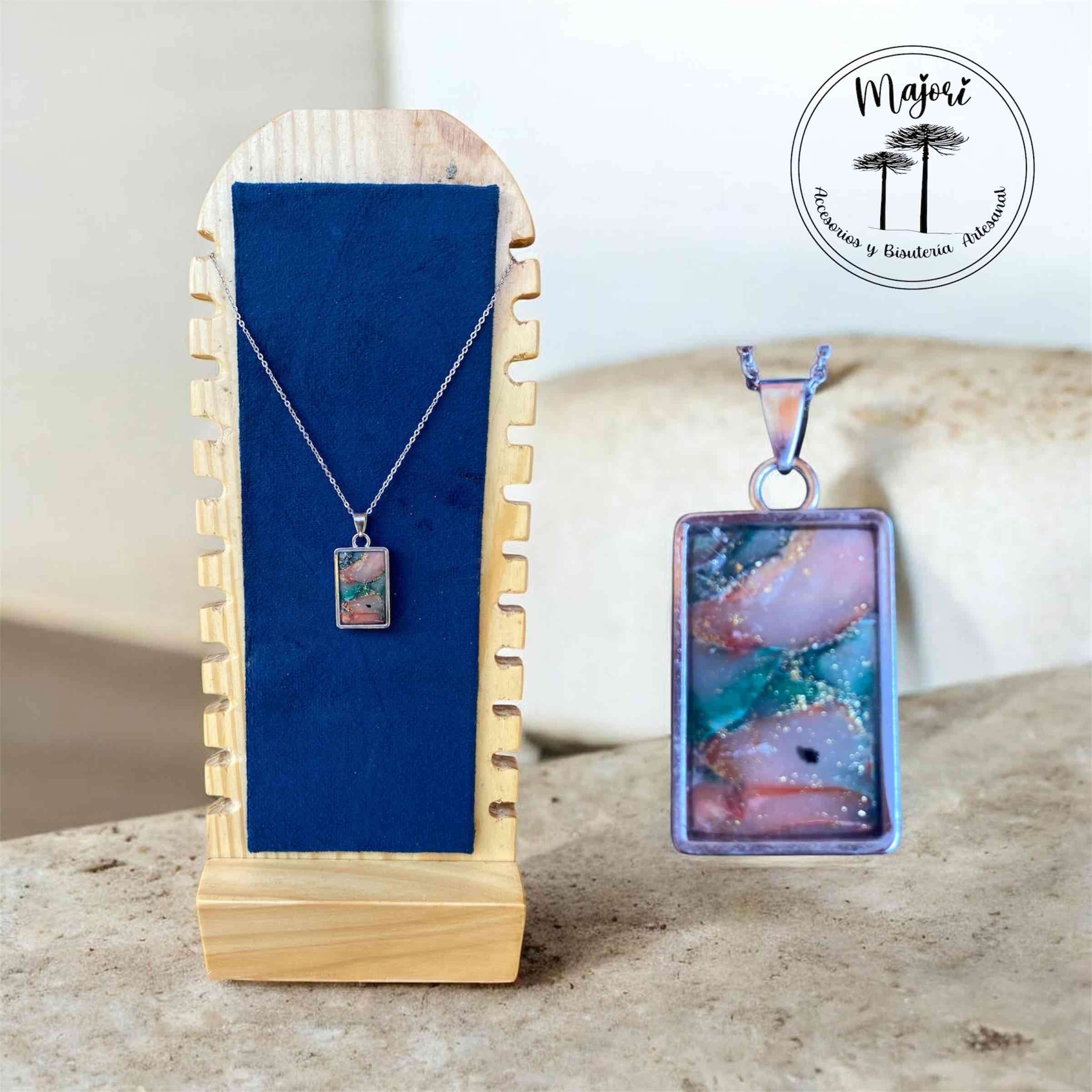 Colgante con cadena y diseño artístico