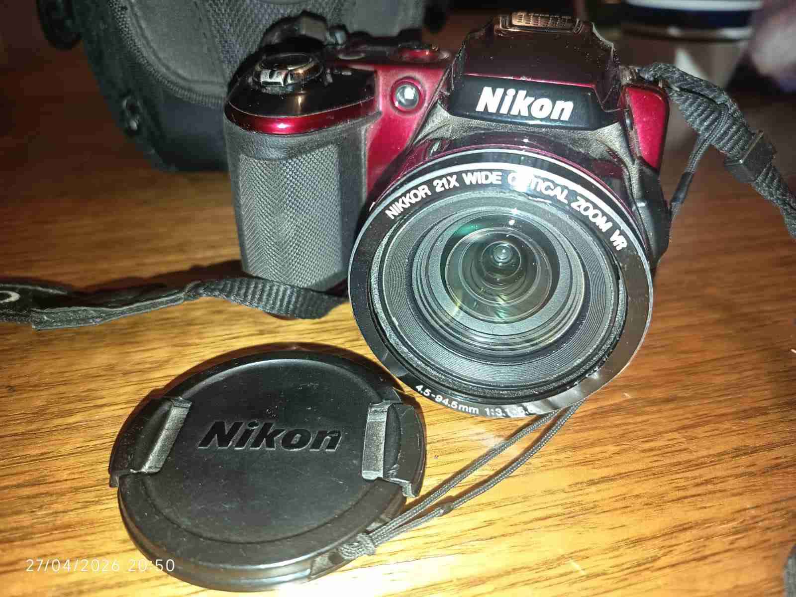 Cámara Nikon roja con zoom - miniatura 1