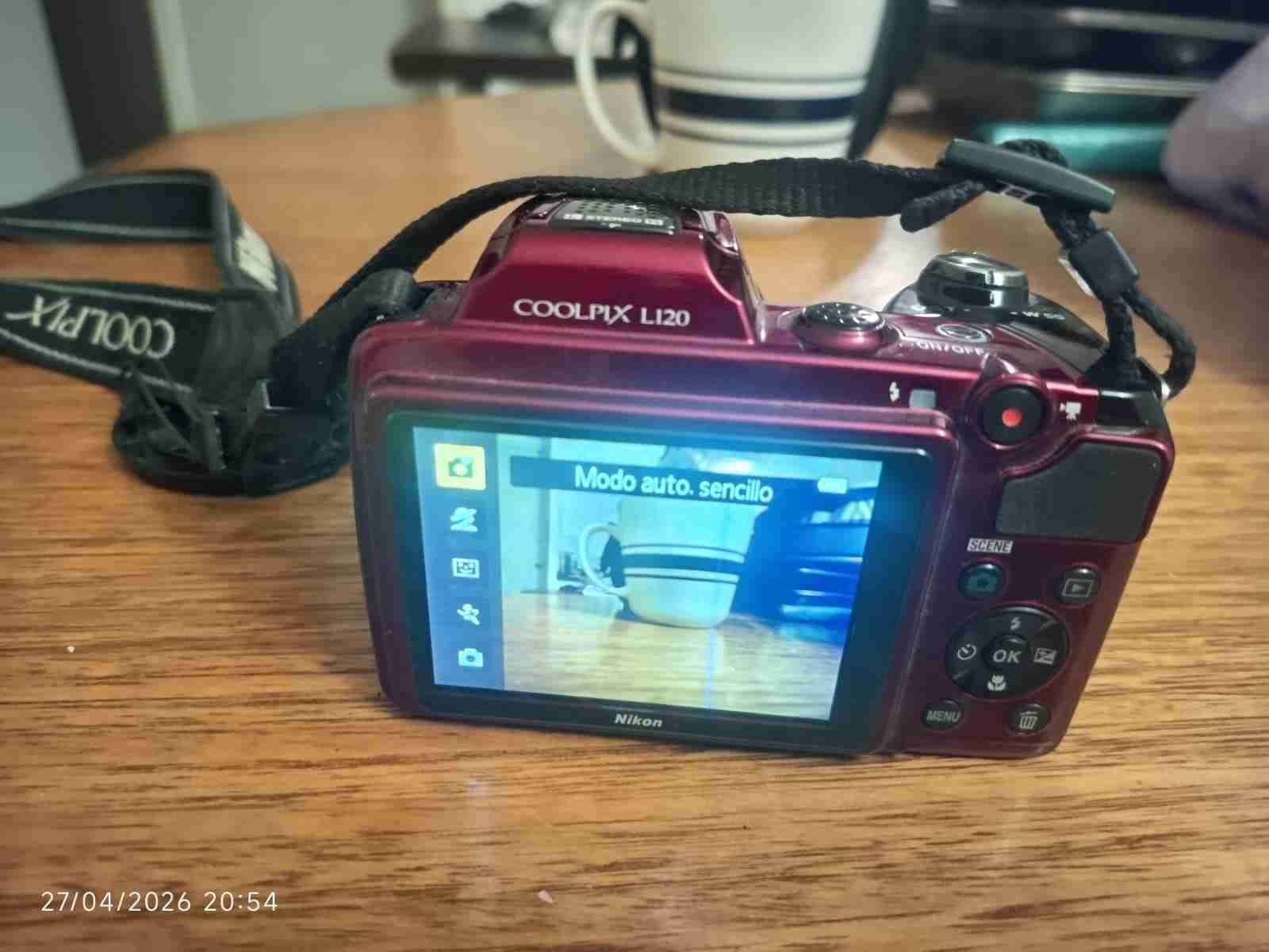 Cámara Nikon roja con zoom - miniatura 2