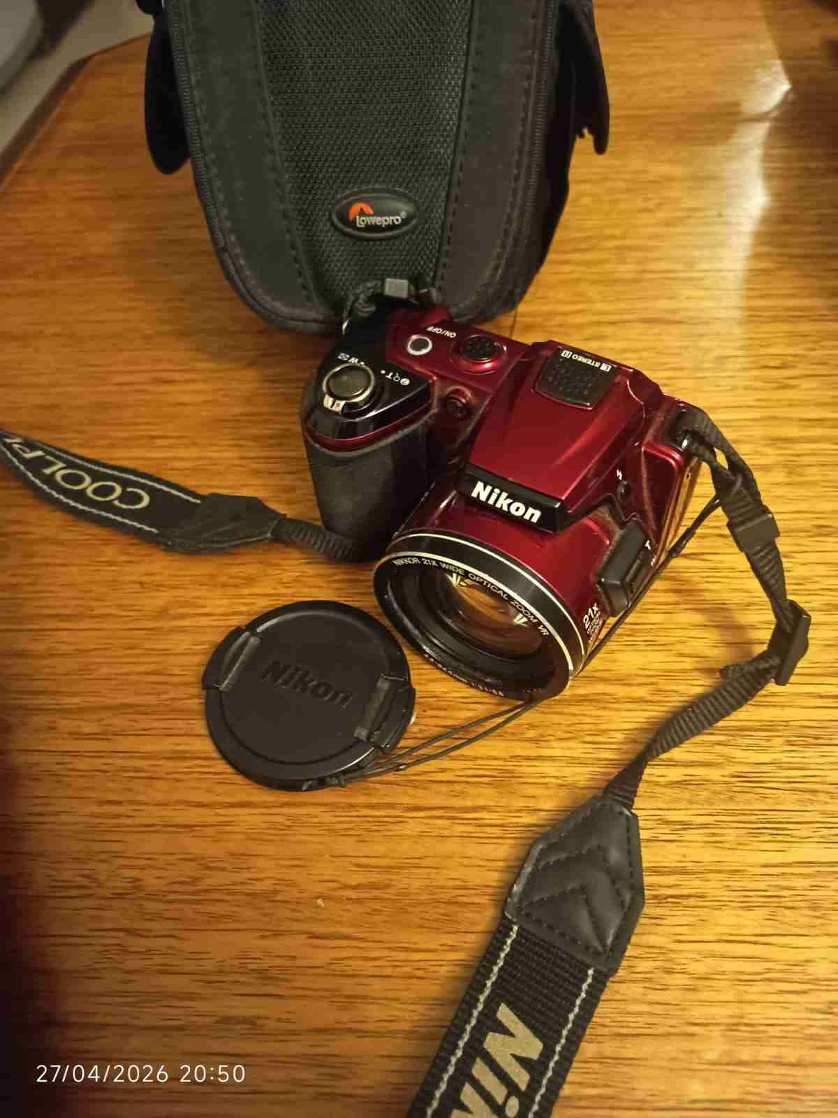 Cámara Nikon roja con zoom - miniatura 3