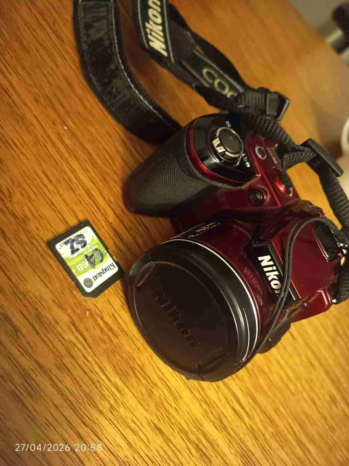 Cámara Nikon roja con zoom - miniatura 4