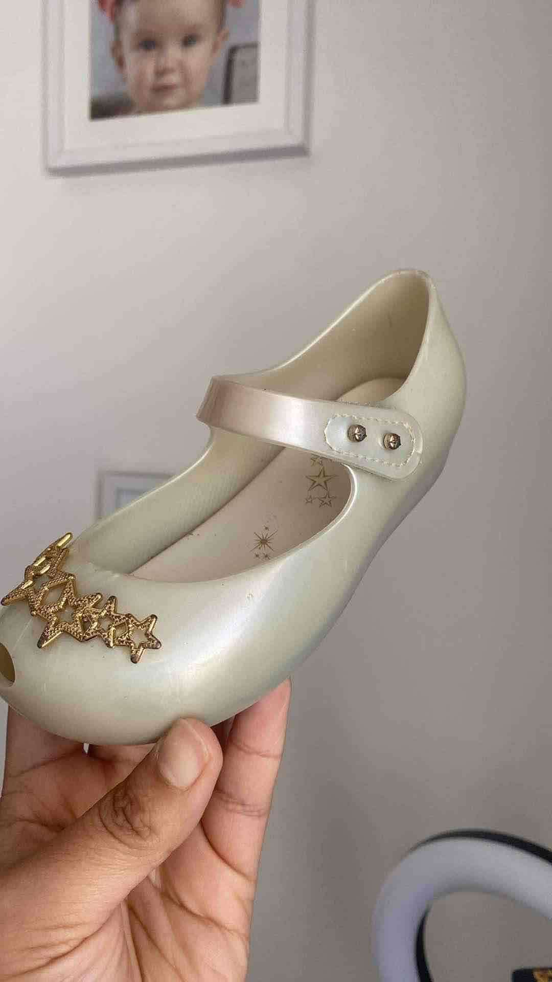 Zapato mini Melissa con estrellas doradas