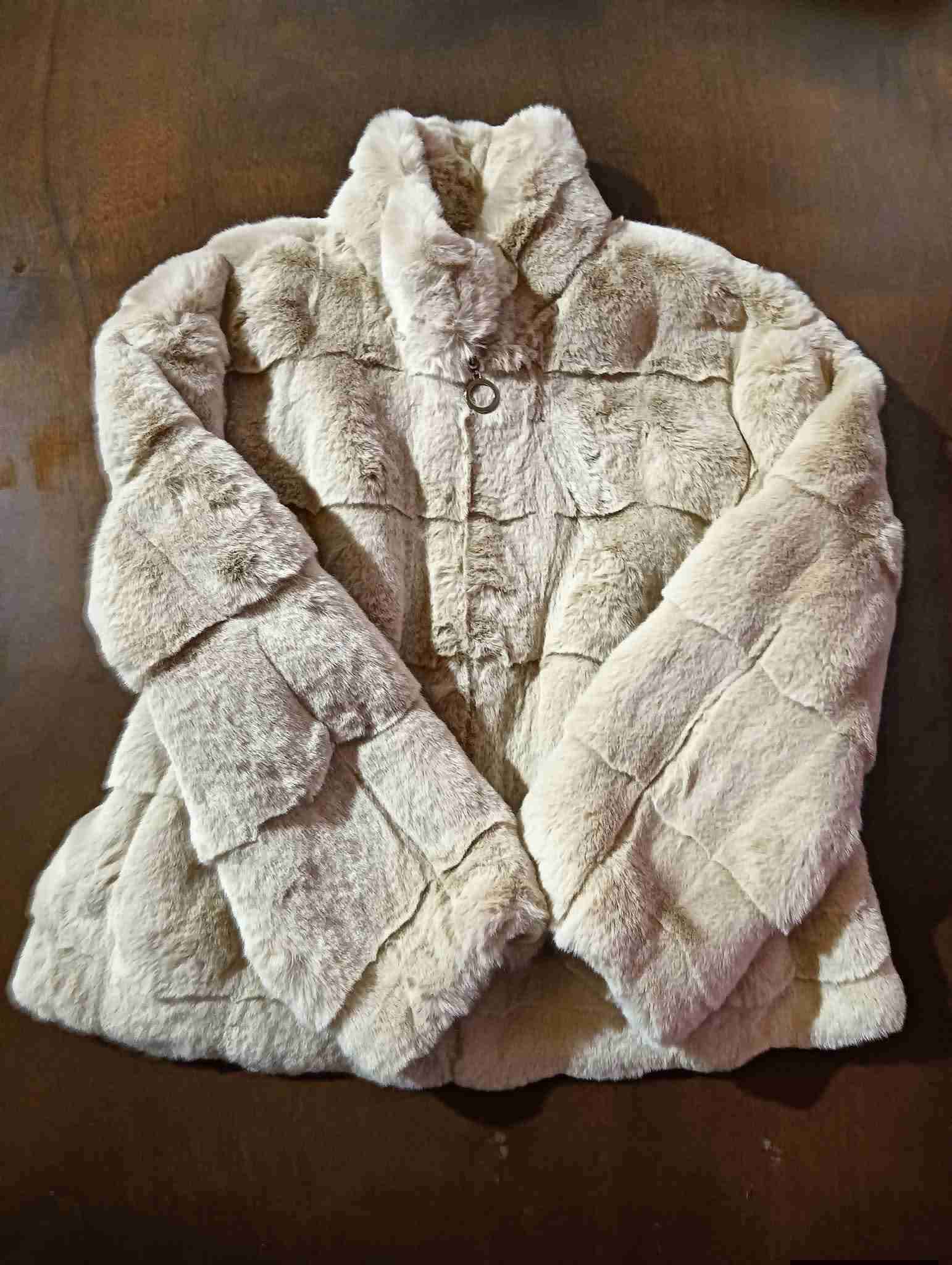 Abrigo de piel crema