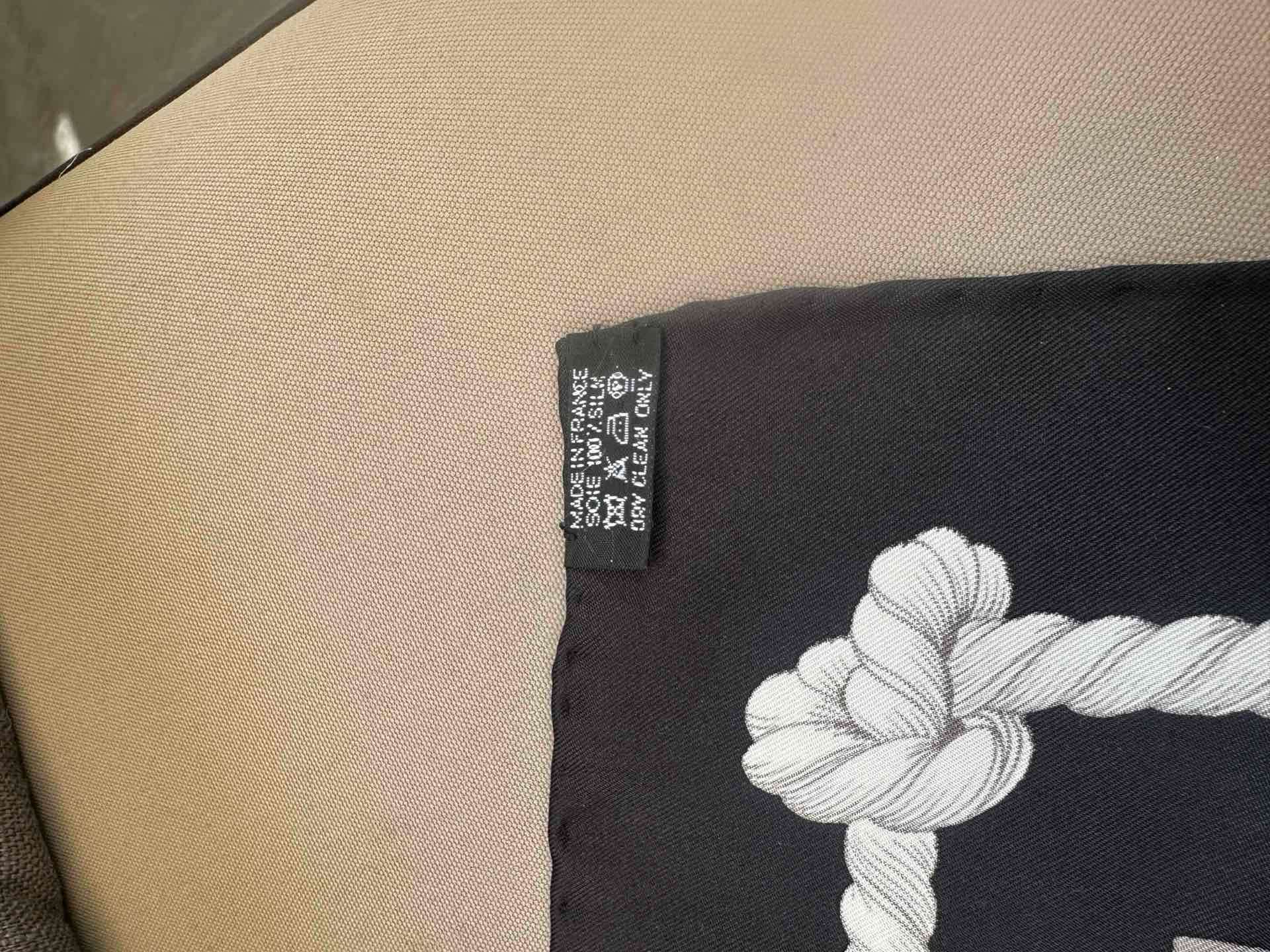 Pañuelo Hermès de seda vintage - miniatura 4