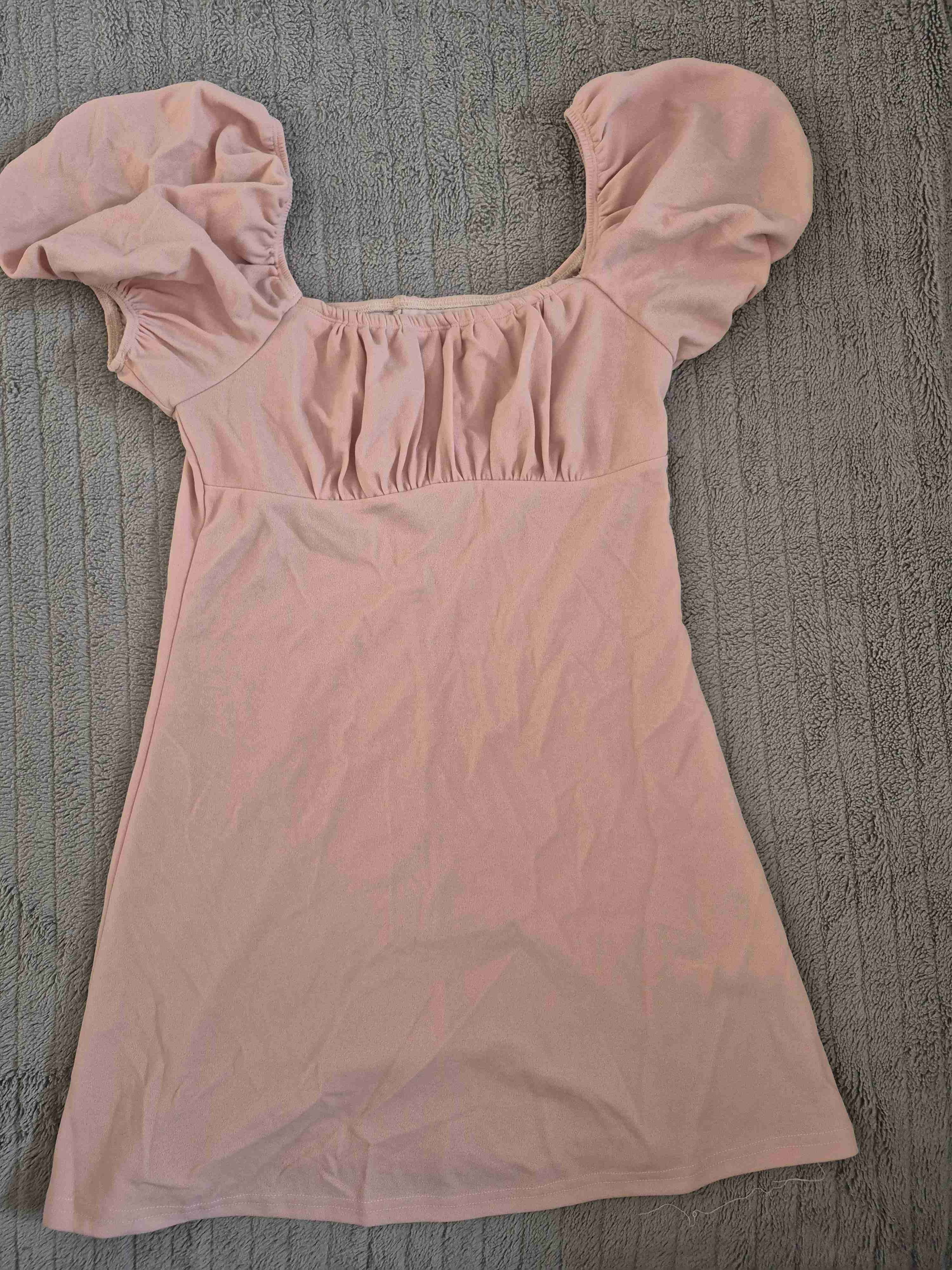 Vestido rosa con mangas abullonadas