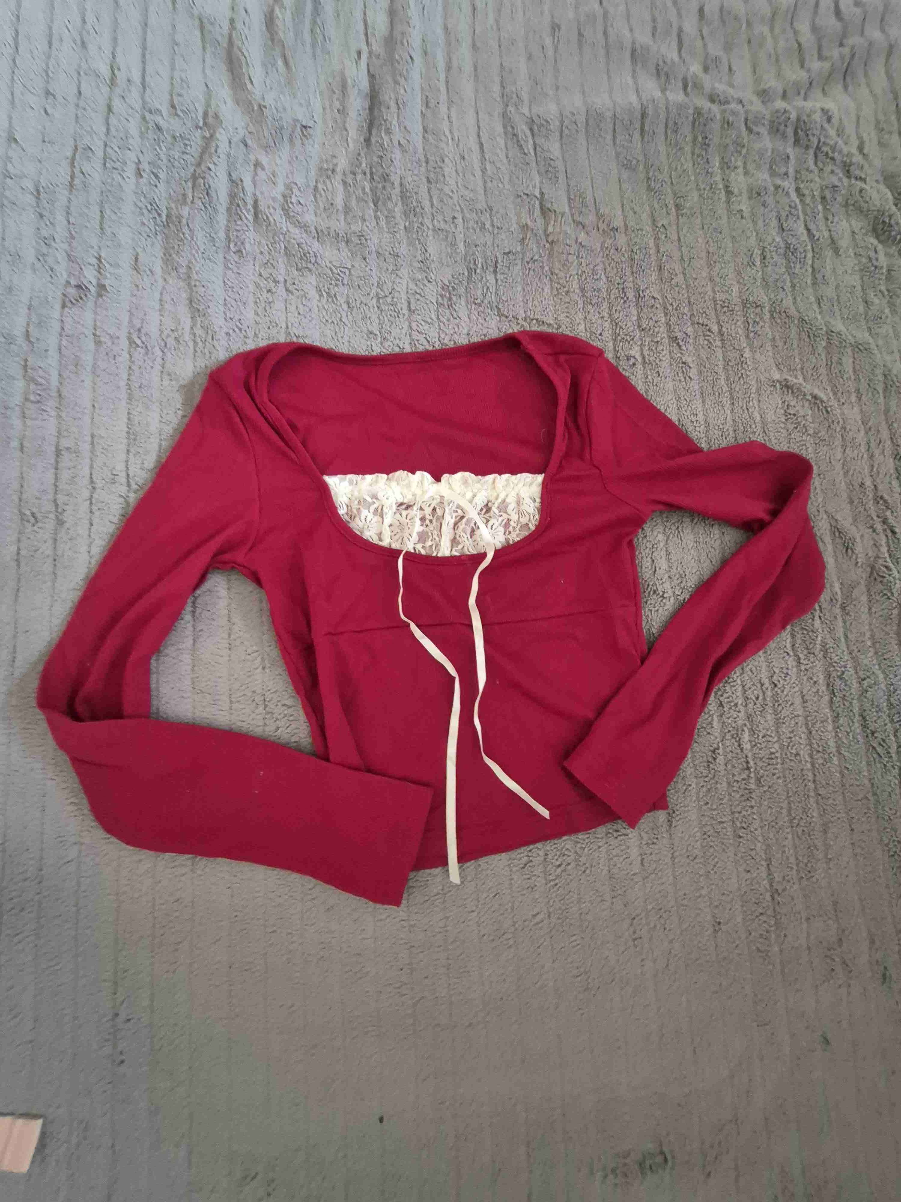 Polera burdeos con encaje