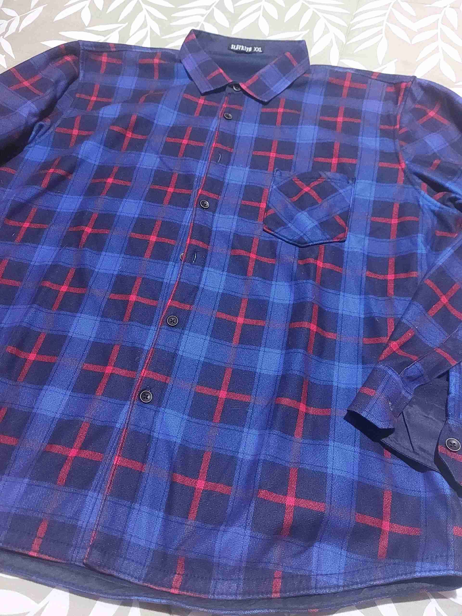 Camisa a cuadros azul y roja