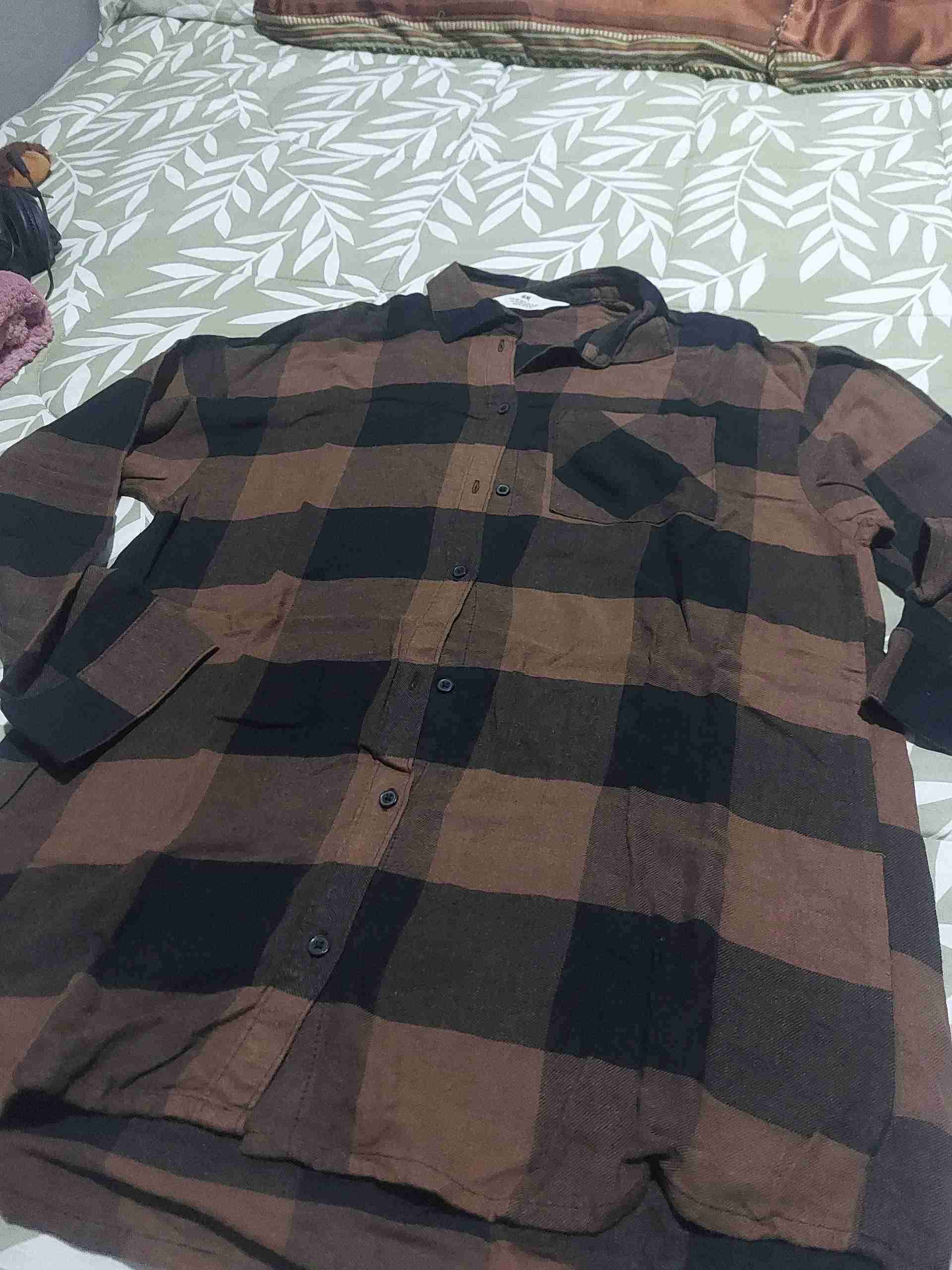 Camisa a cuadros marrón y negra