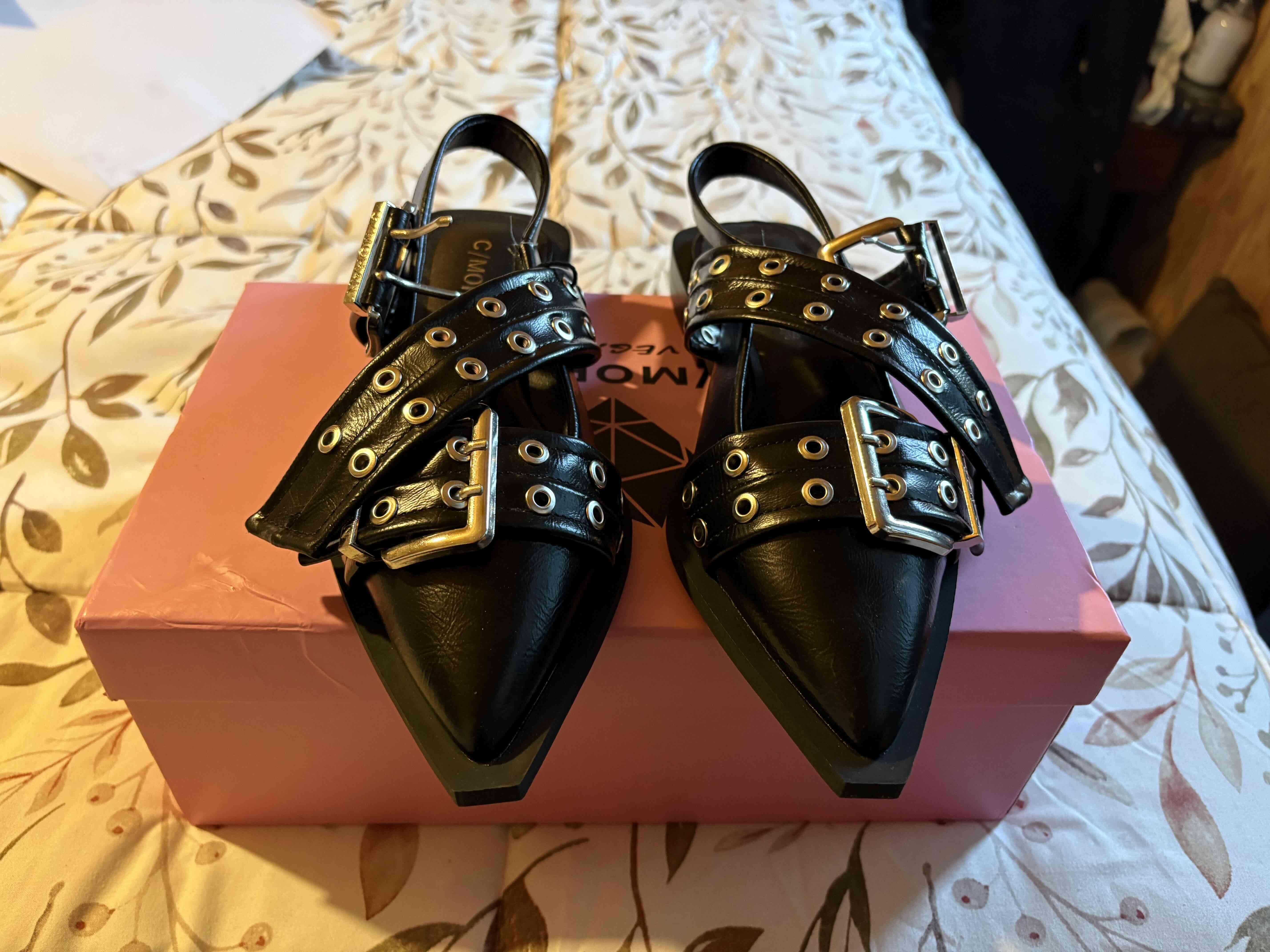 Sandalias negras con hebillas