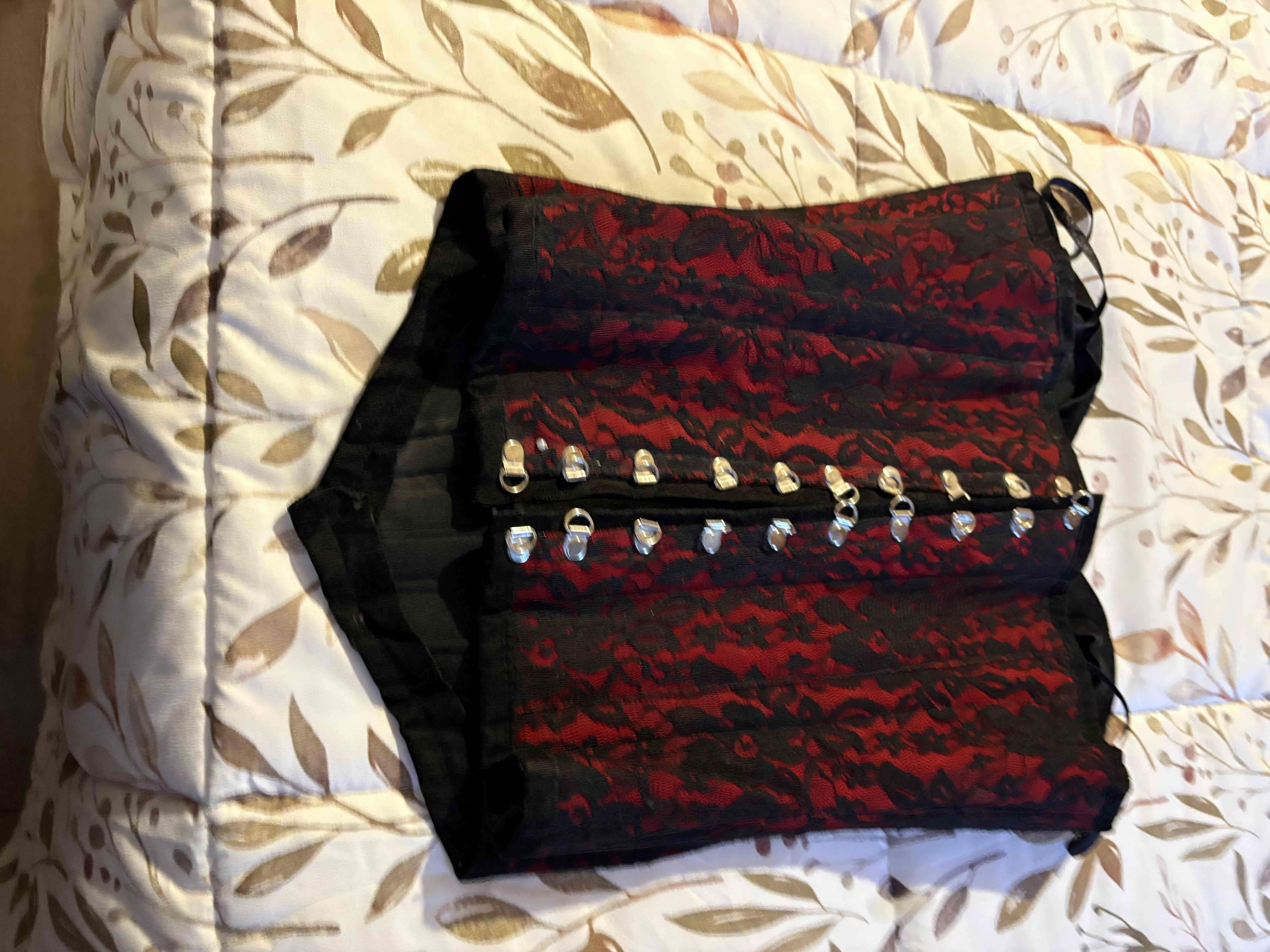 Corsé rojo con encaje negro