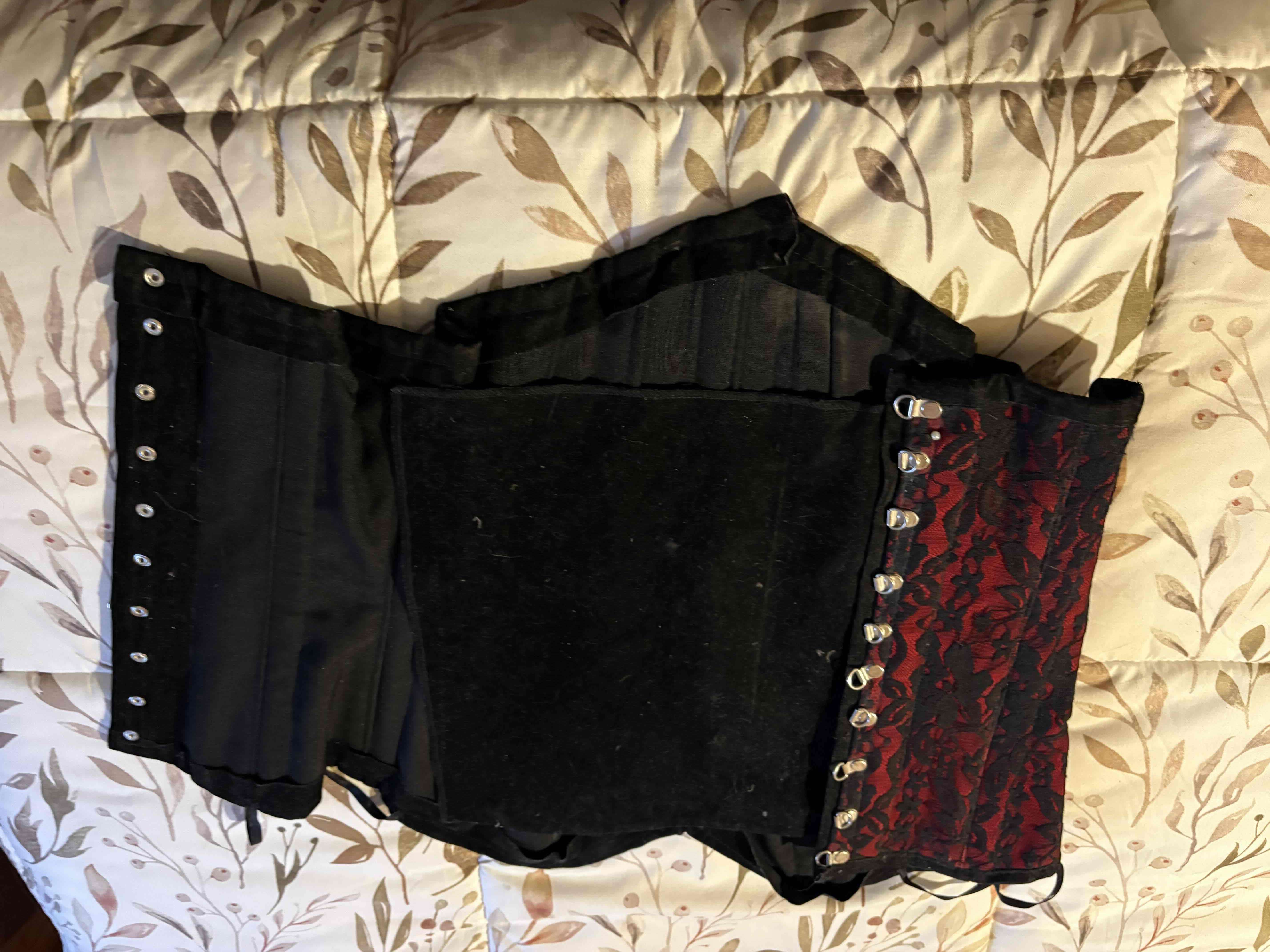 Corsé rojo con encaje negro - miniatura 2