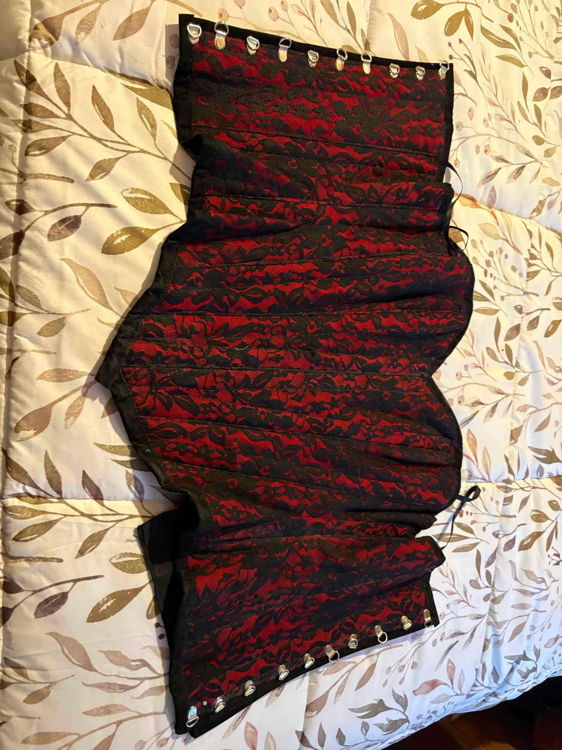 Corsé rojo con encaje negro - miniatura 3