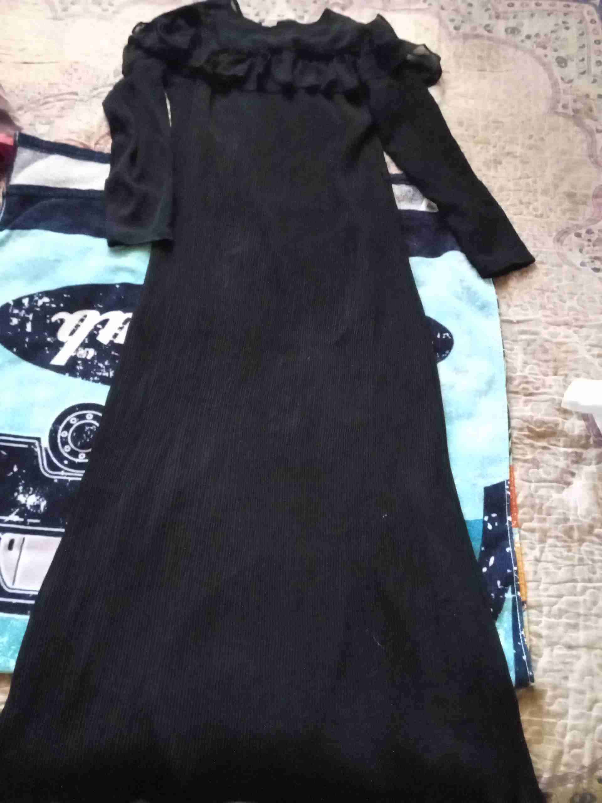 Vestido negro con volantes