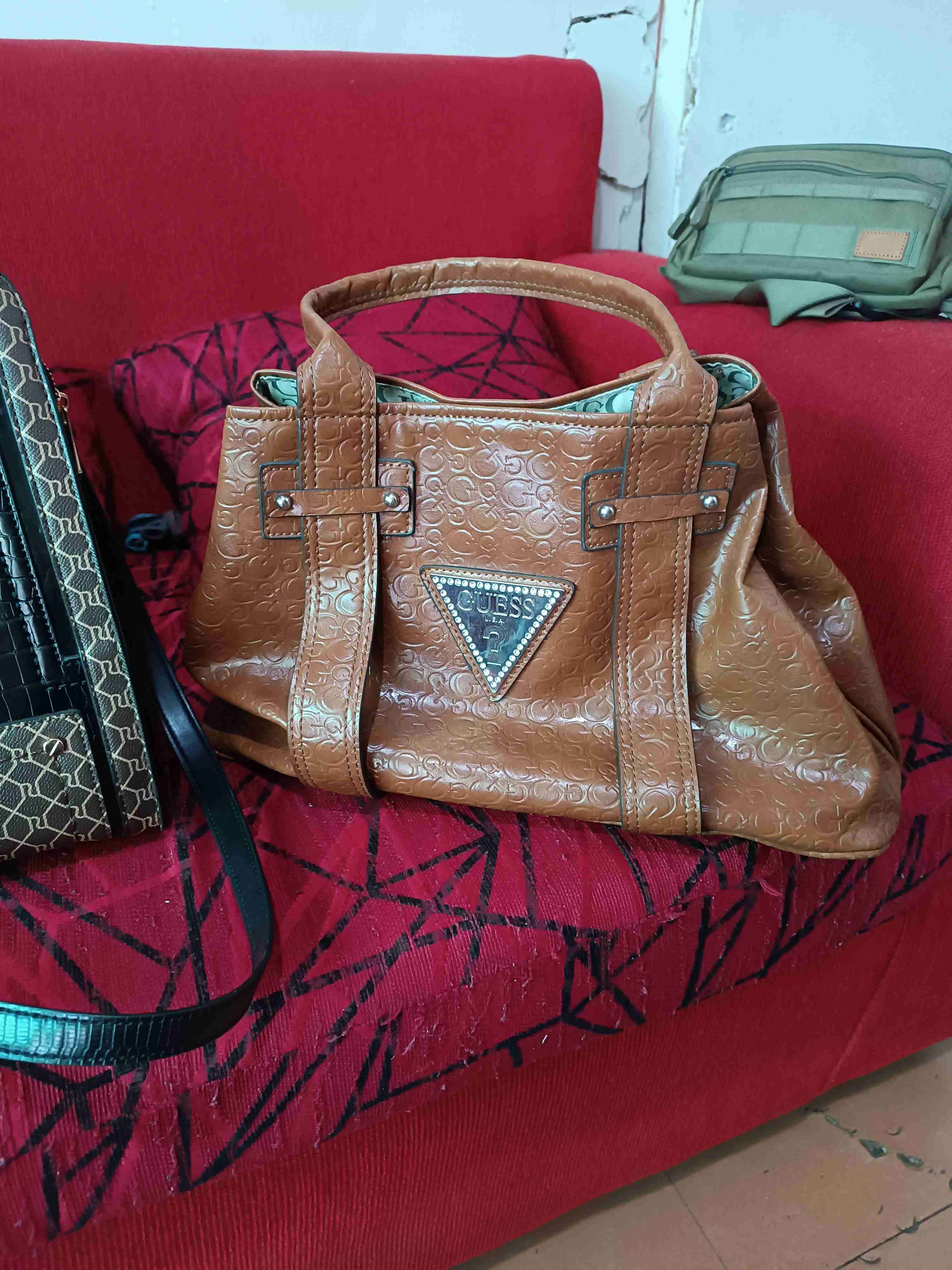 Cartera marrón Guess