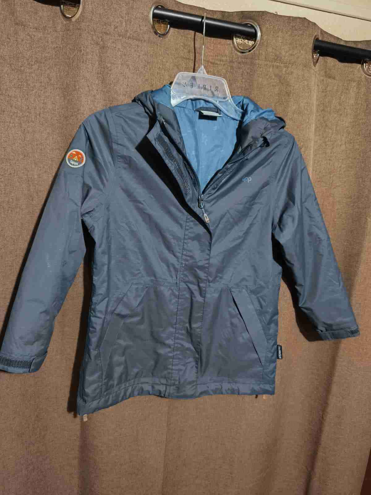 Chaqueta azul impermeable con capucha - miniatura 1