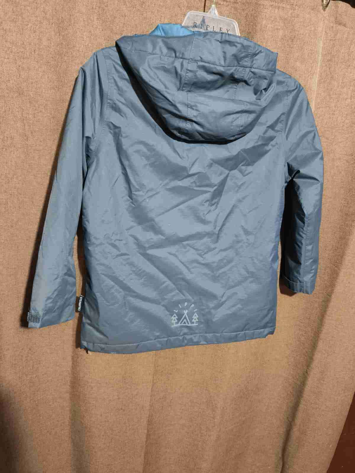 Chaqueta azul impermeable con capucha - miniatura 2