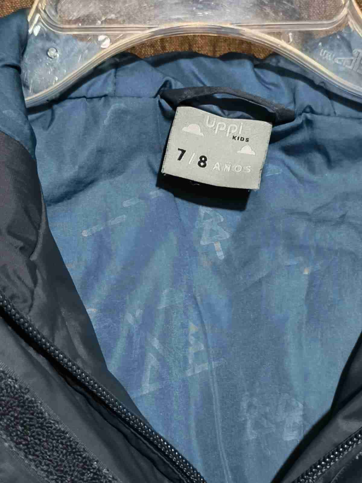 Chaqueta azul impermeable con capucha - miniatura 3