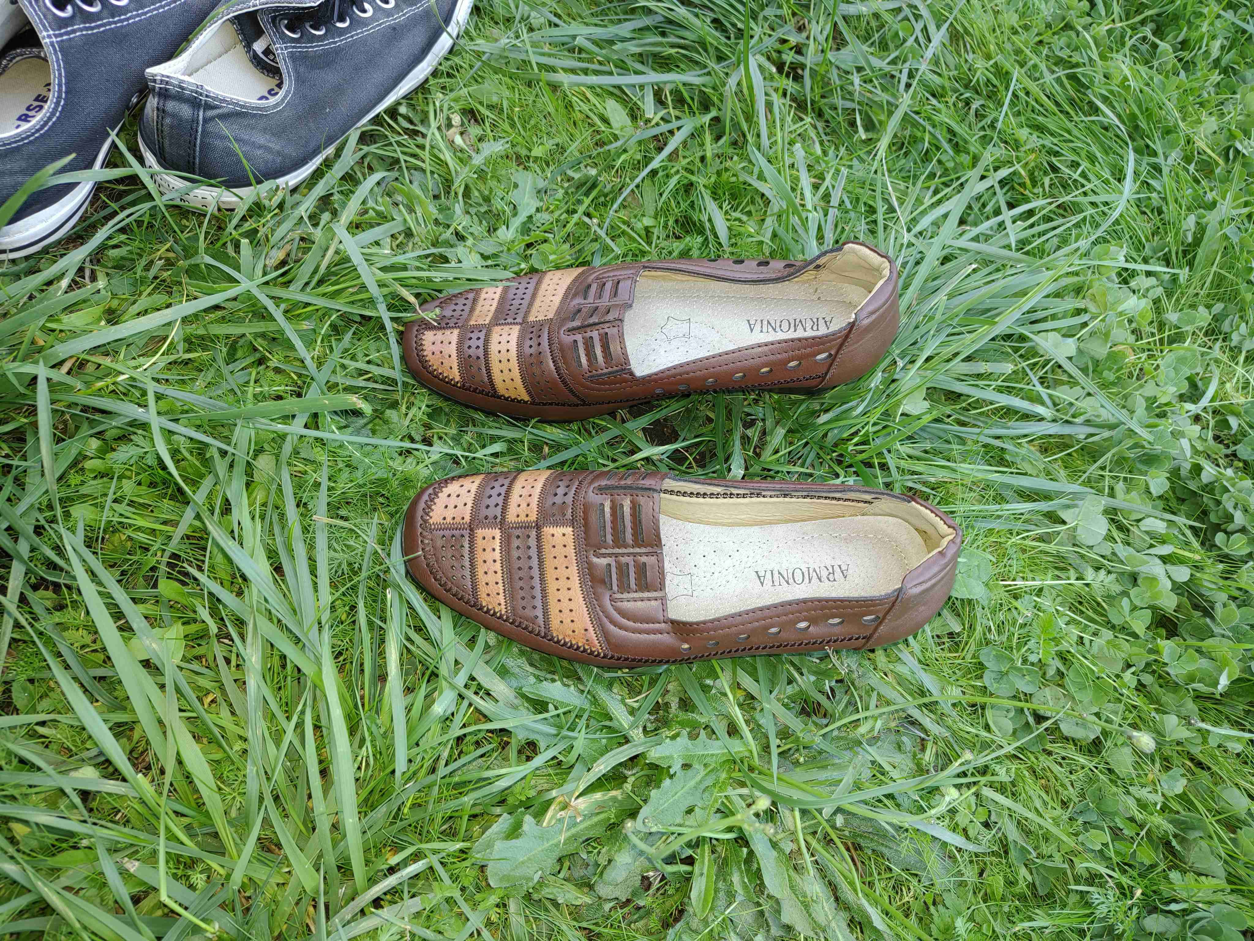 Zapatos de cuero marrón calados