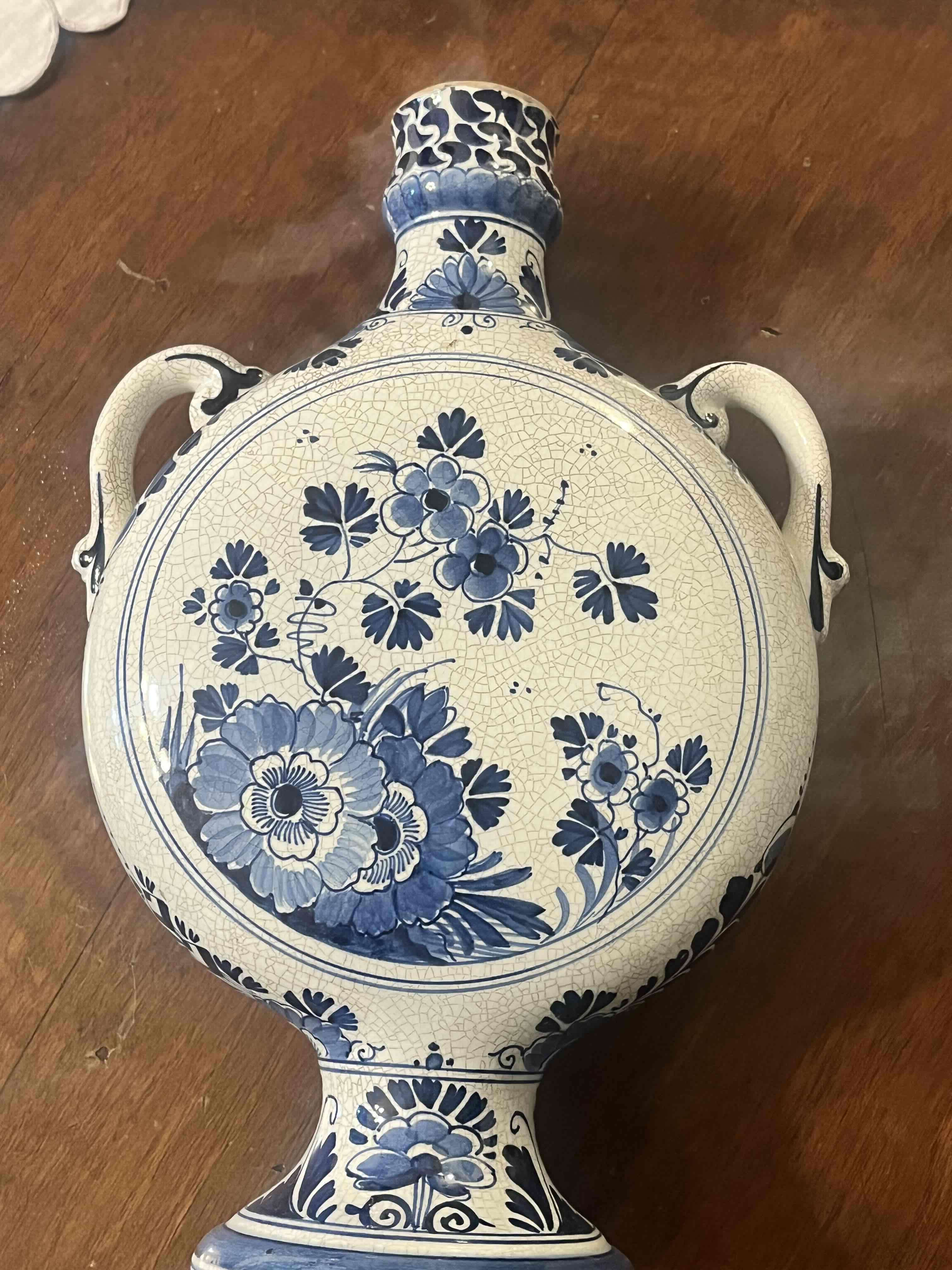 Jarrón de cerámica azul y blanco - miniatura 1