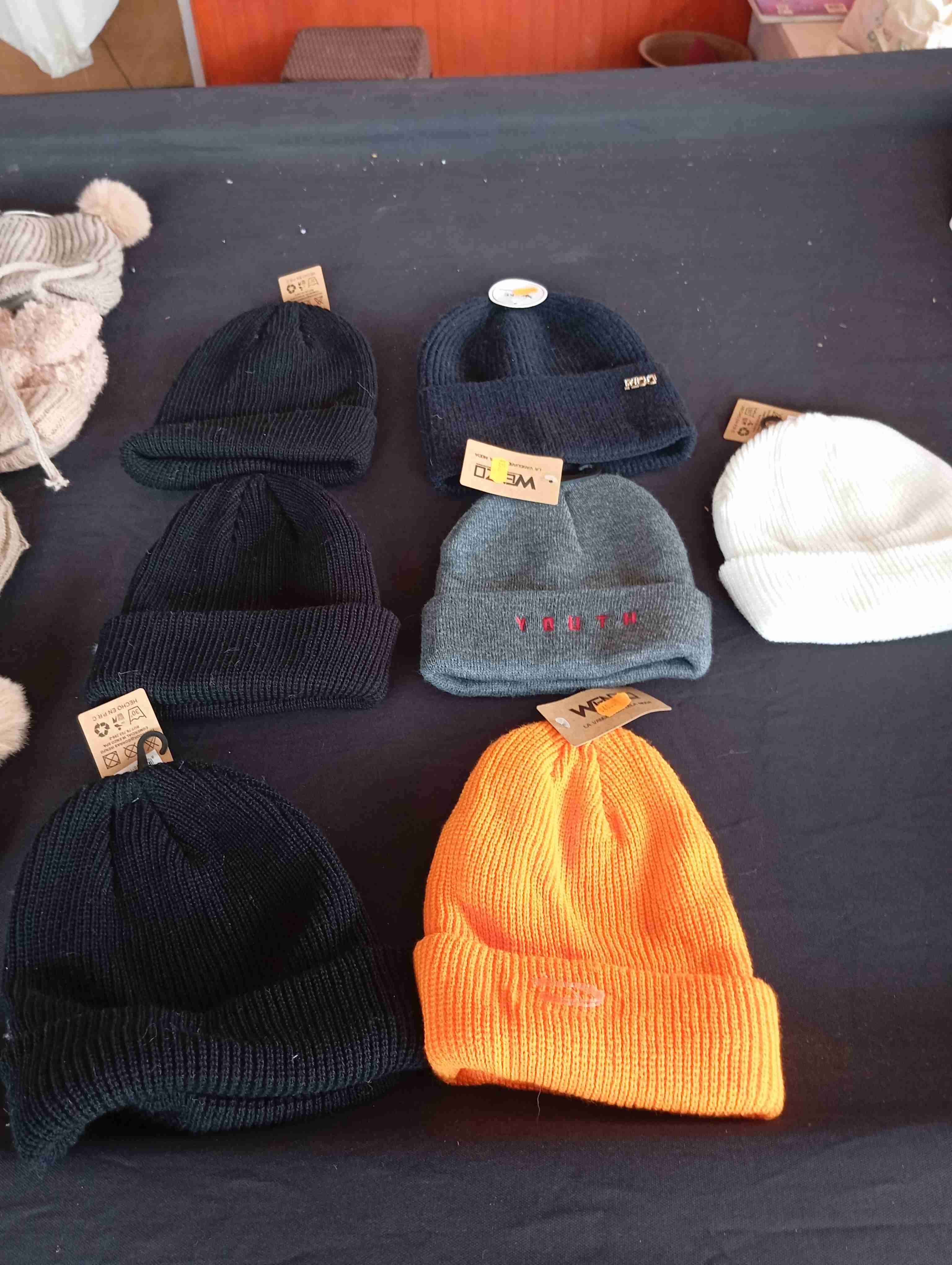 Gorros infantiles con pompones - miniatura 3