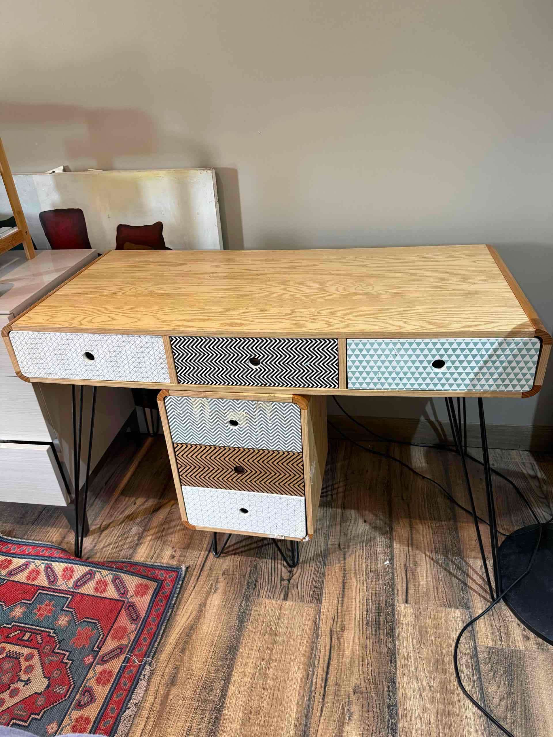 Sillón rosado moderno - miniatura 2