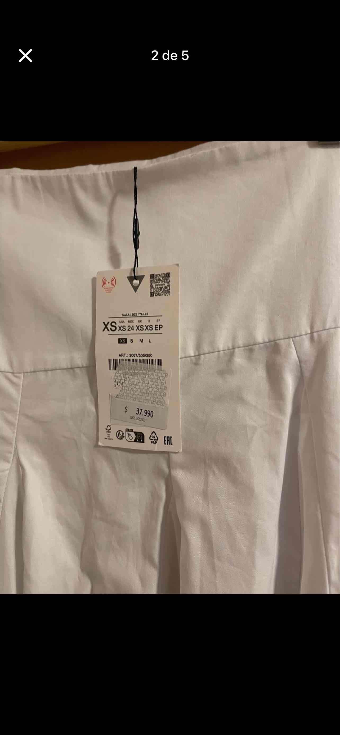 Falda blanca con pliegues - miniatura 2